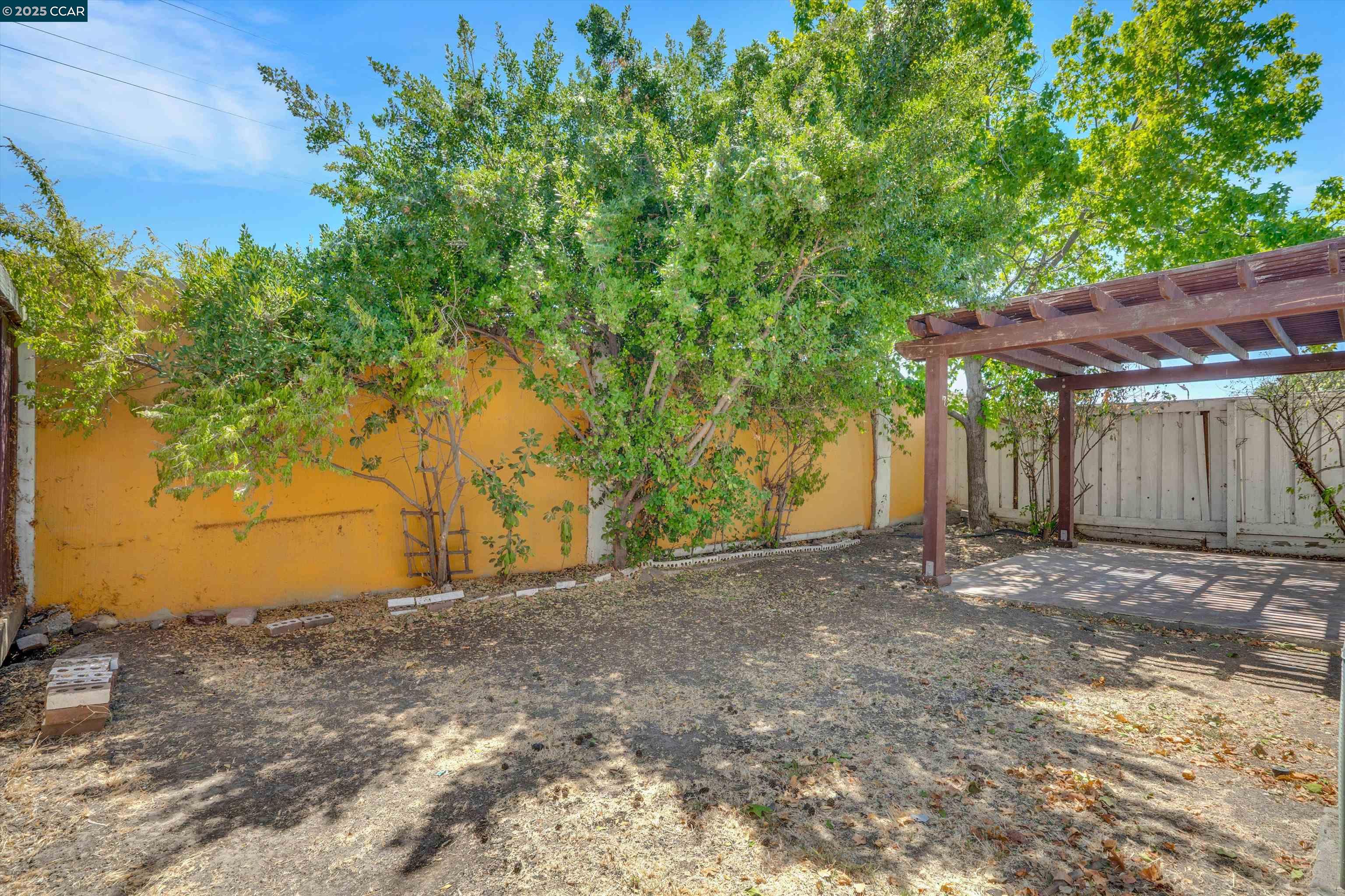 3253 Madrone St