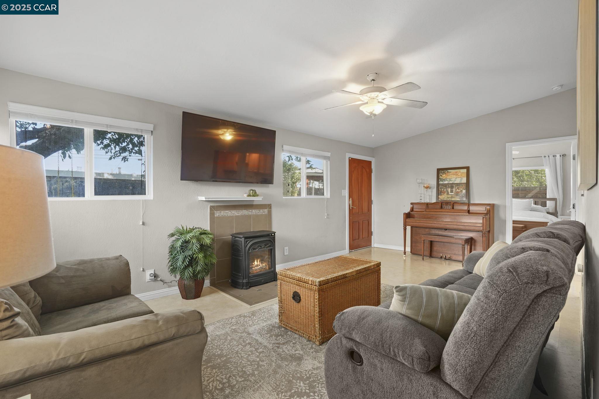 3337 Esperanza Dr
