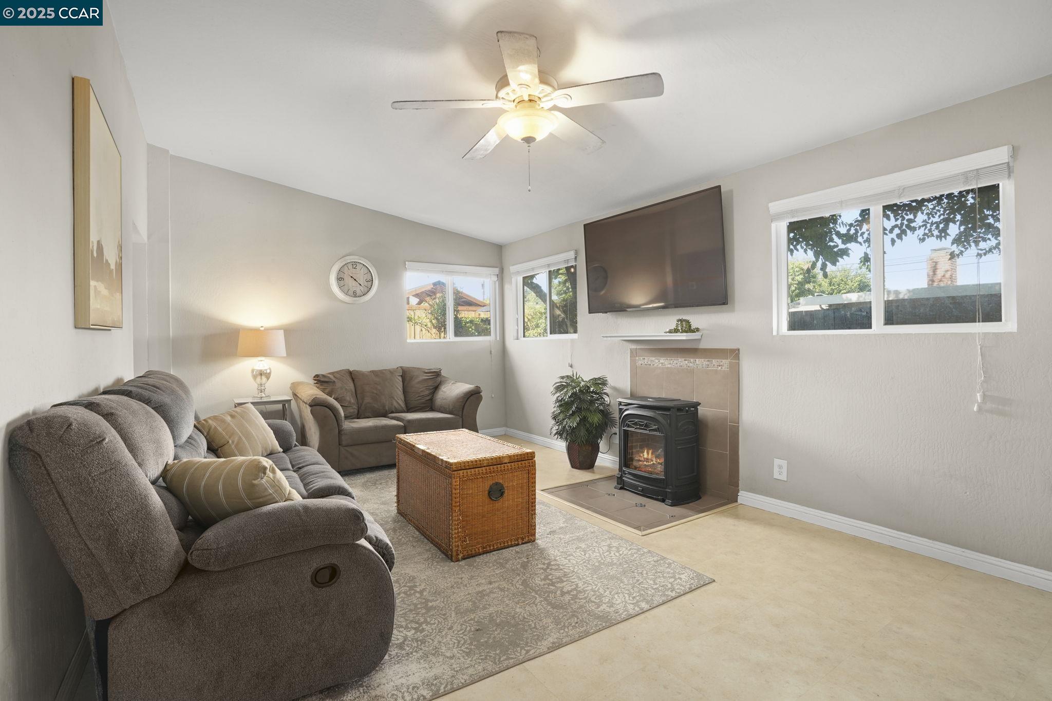 3337 Esperanza Dr