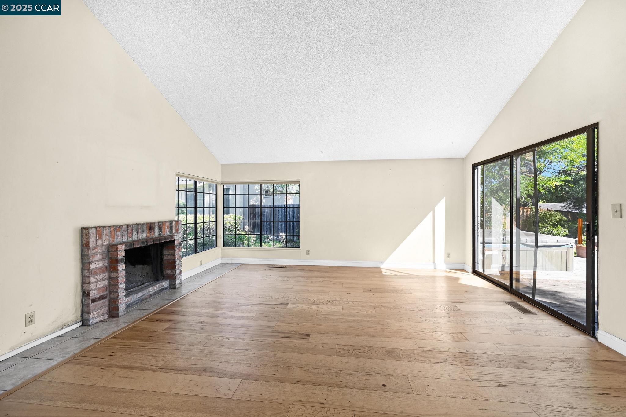 9 Lone Oak Ct