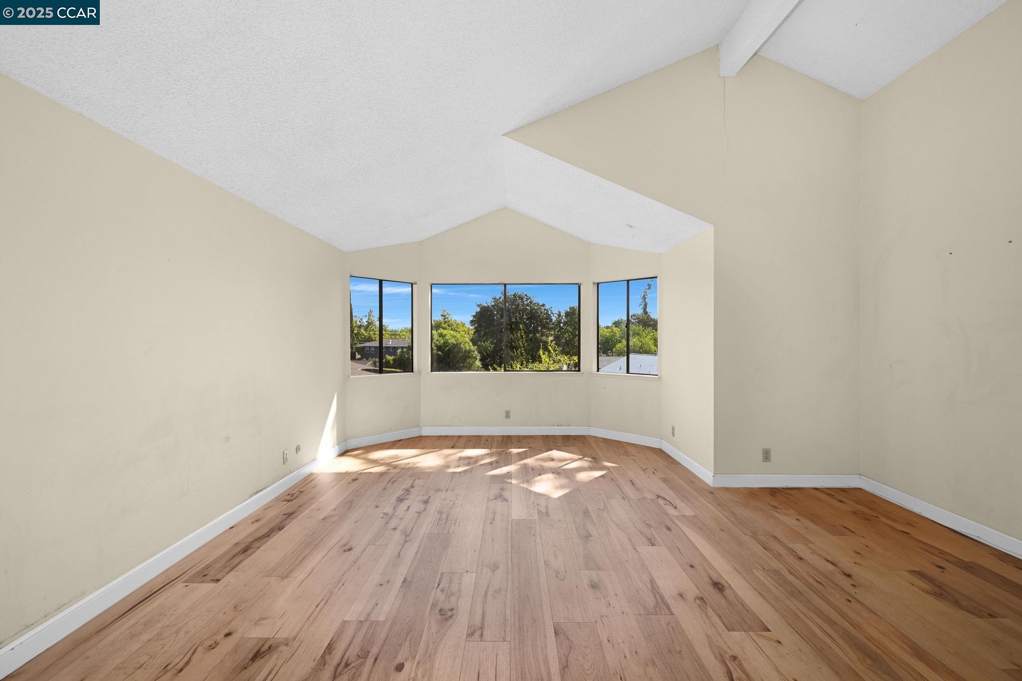 9 Lone Oak Ct