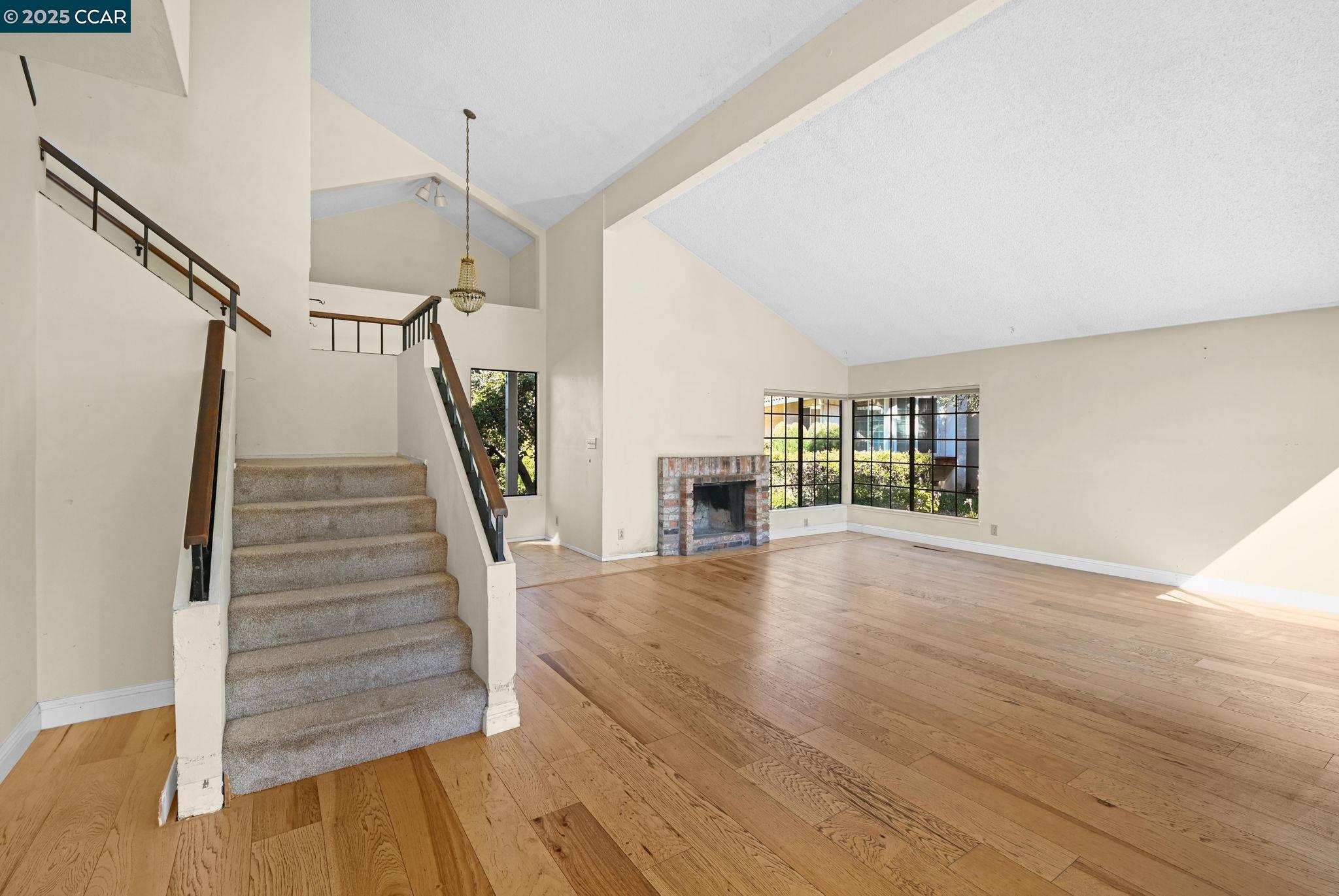 9 Lone Oak Ct
