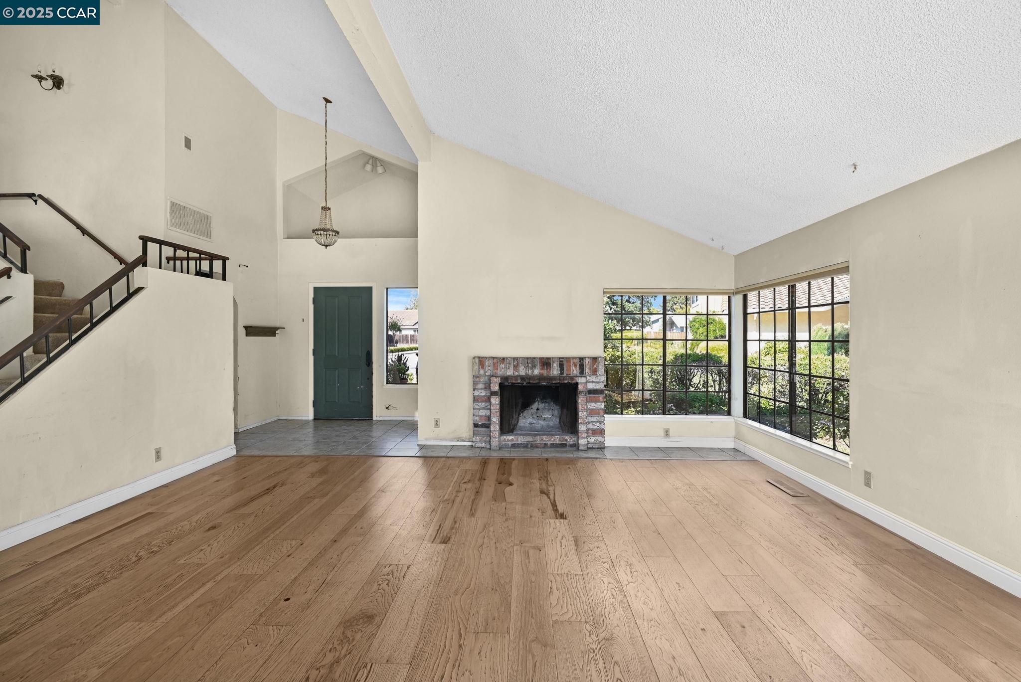 9 Lone Oak Ct