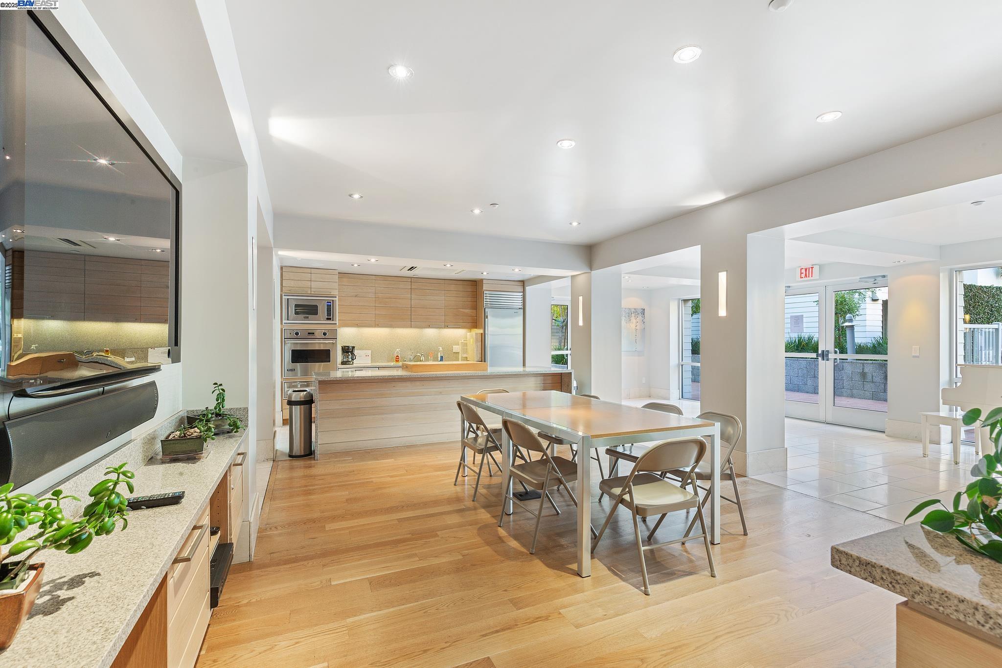 1655 N California Blvd # 422