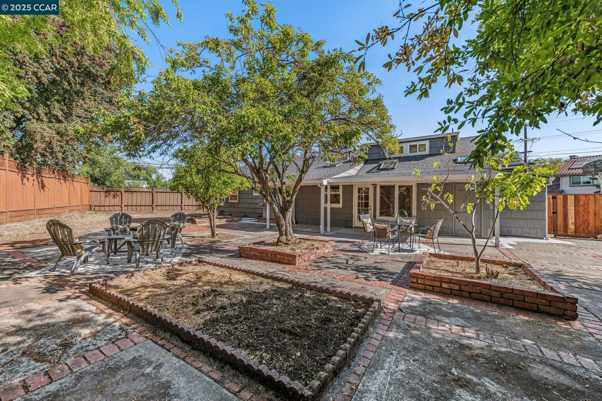 11 Forest Hills Ct