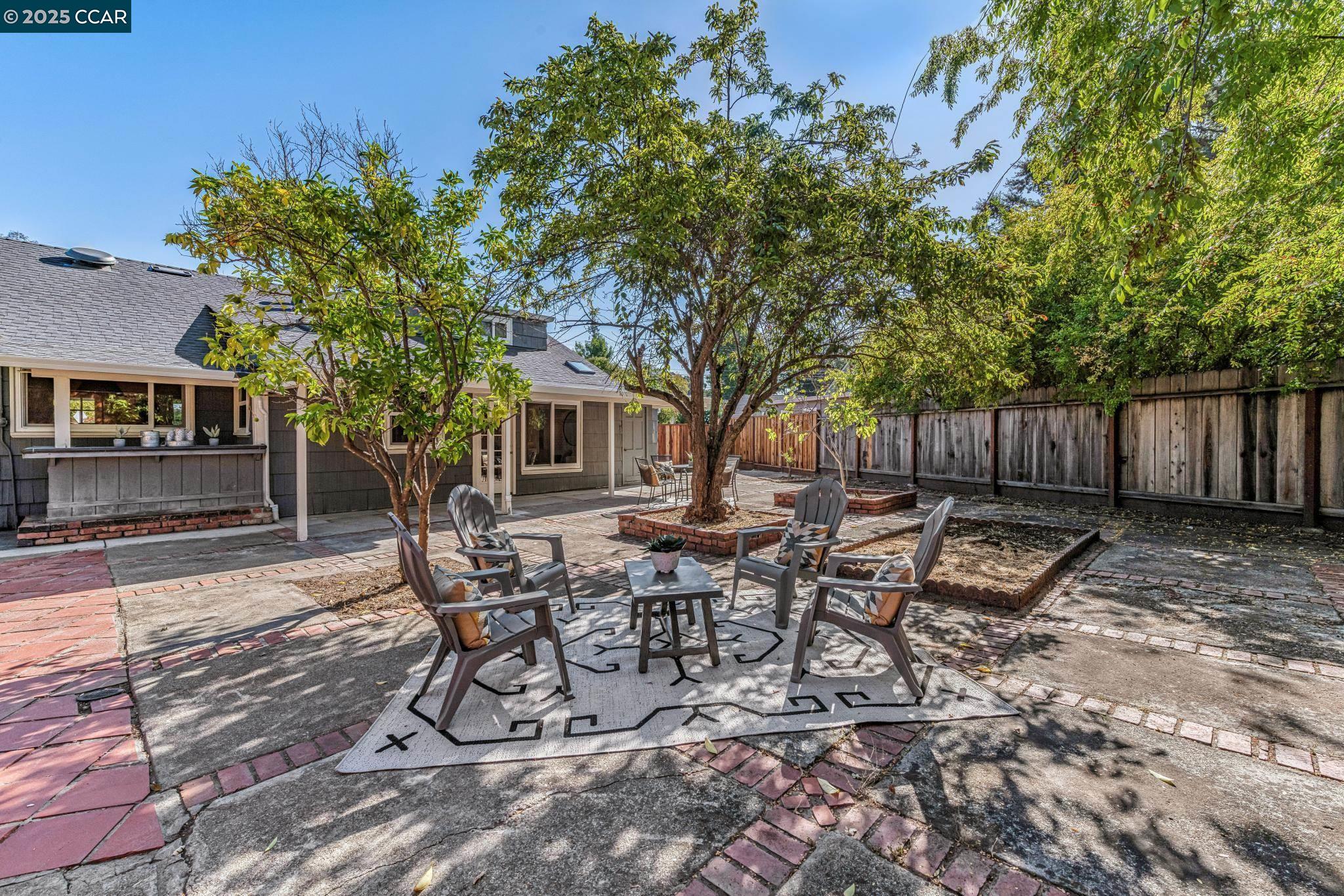 11 Forest Hills Ct