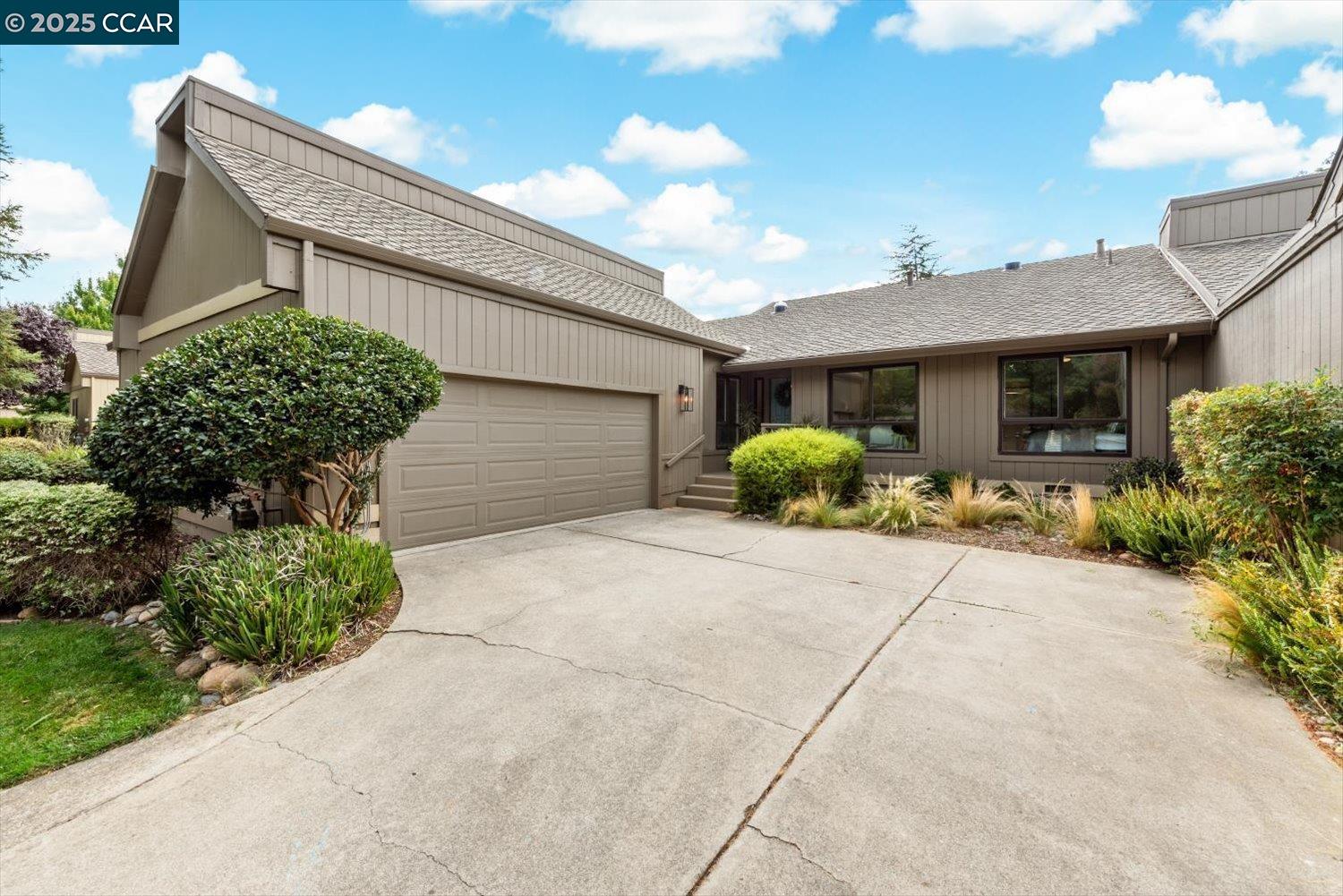 3158 Hambletonian Ln