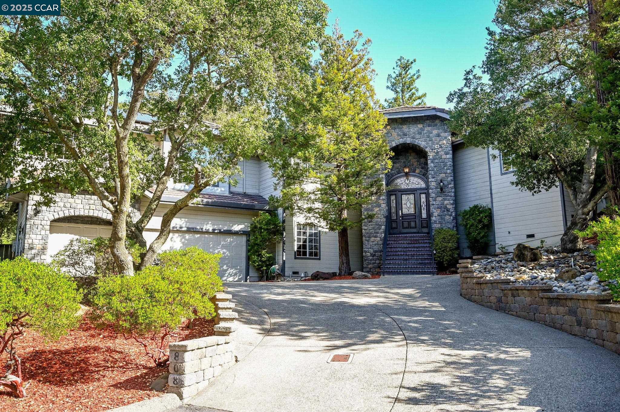 808 Roberts CT