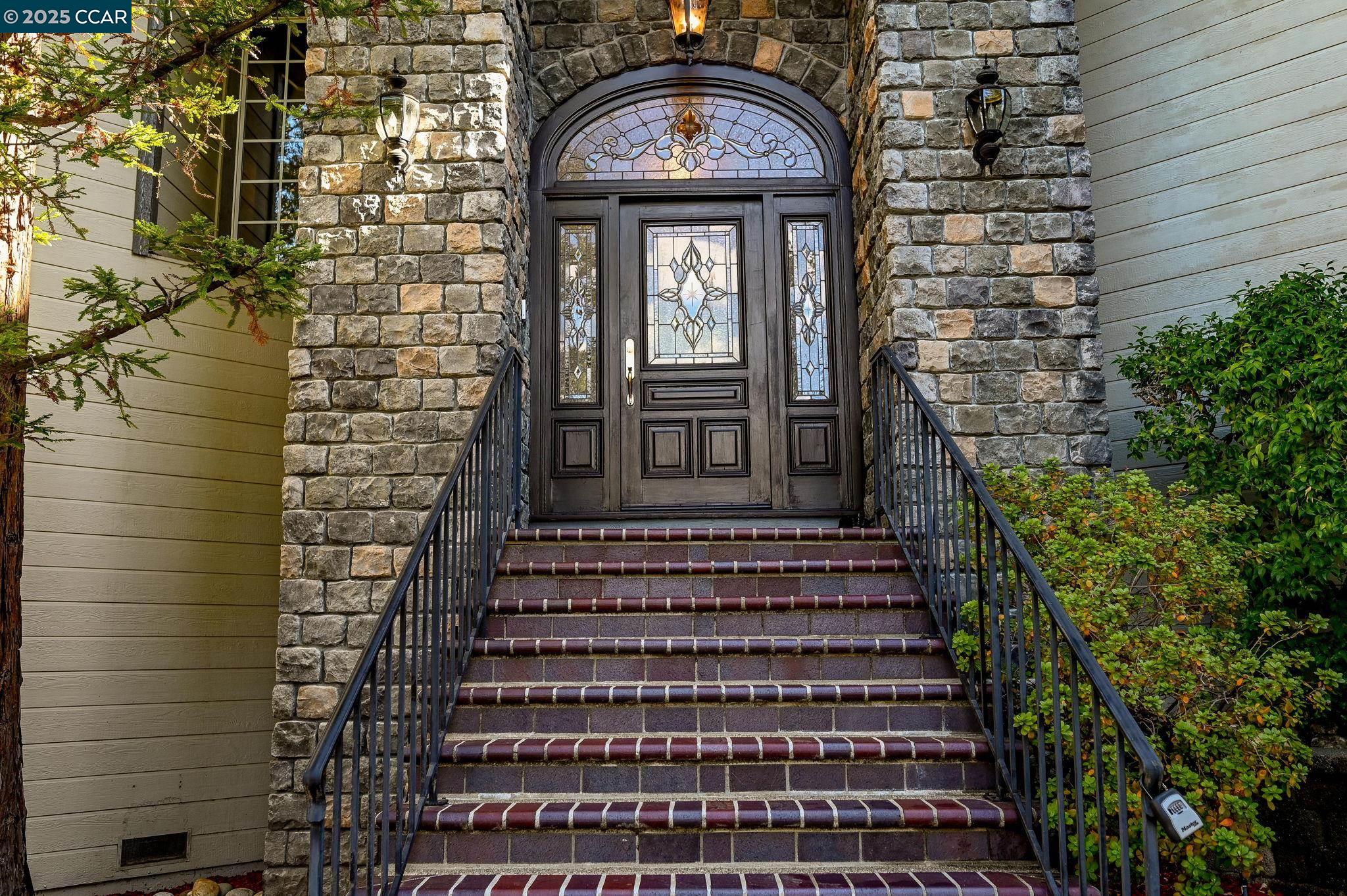 808 Roberts CT
