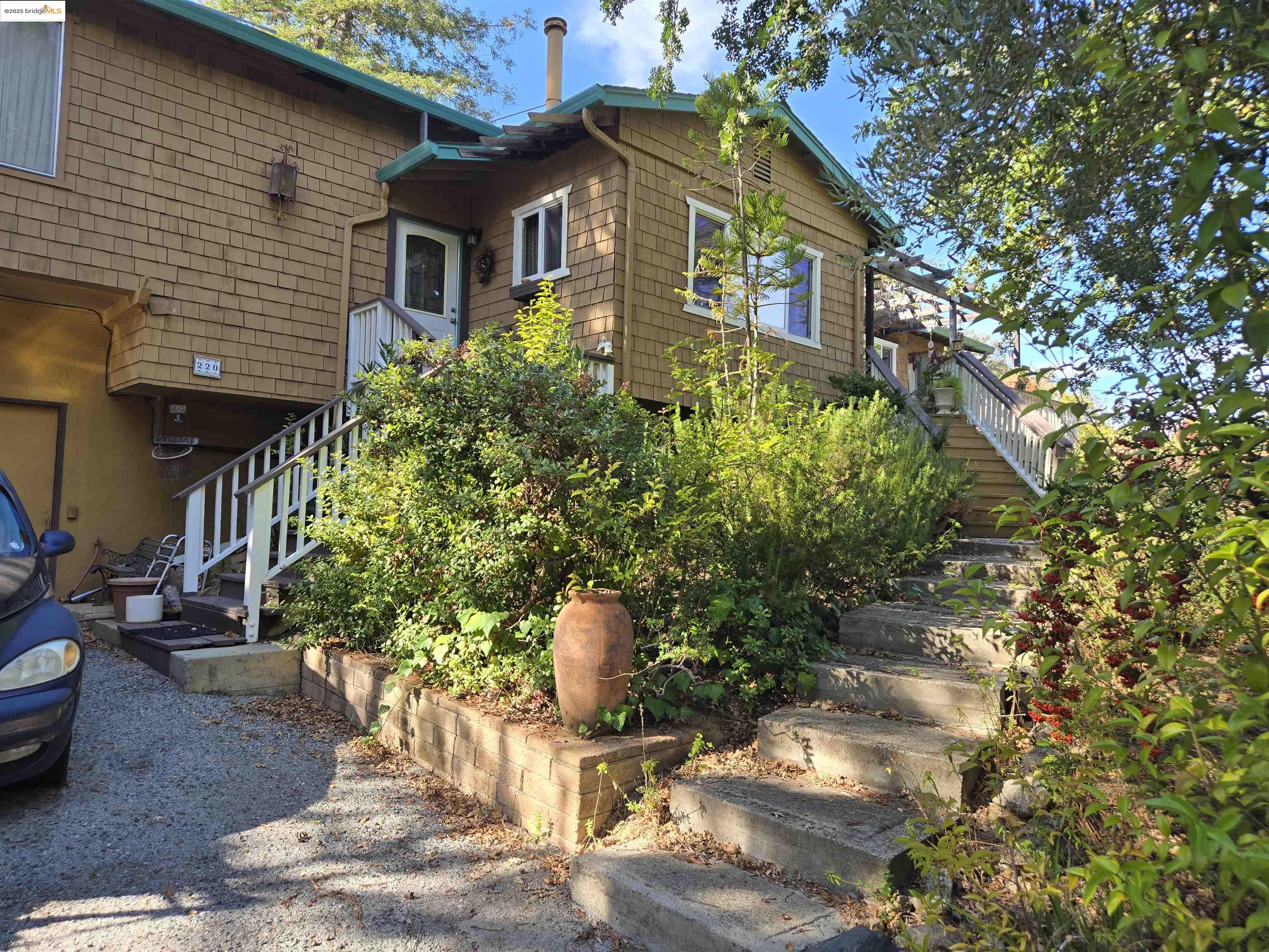 220 Canyon Dr