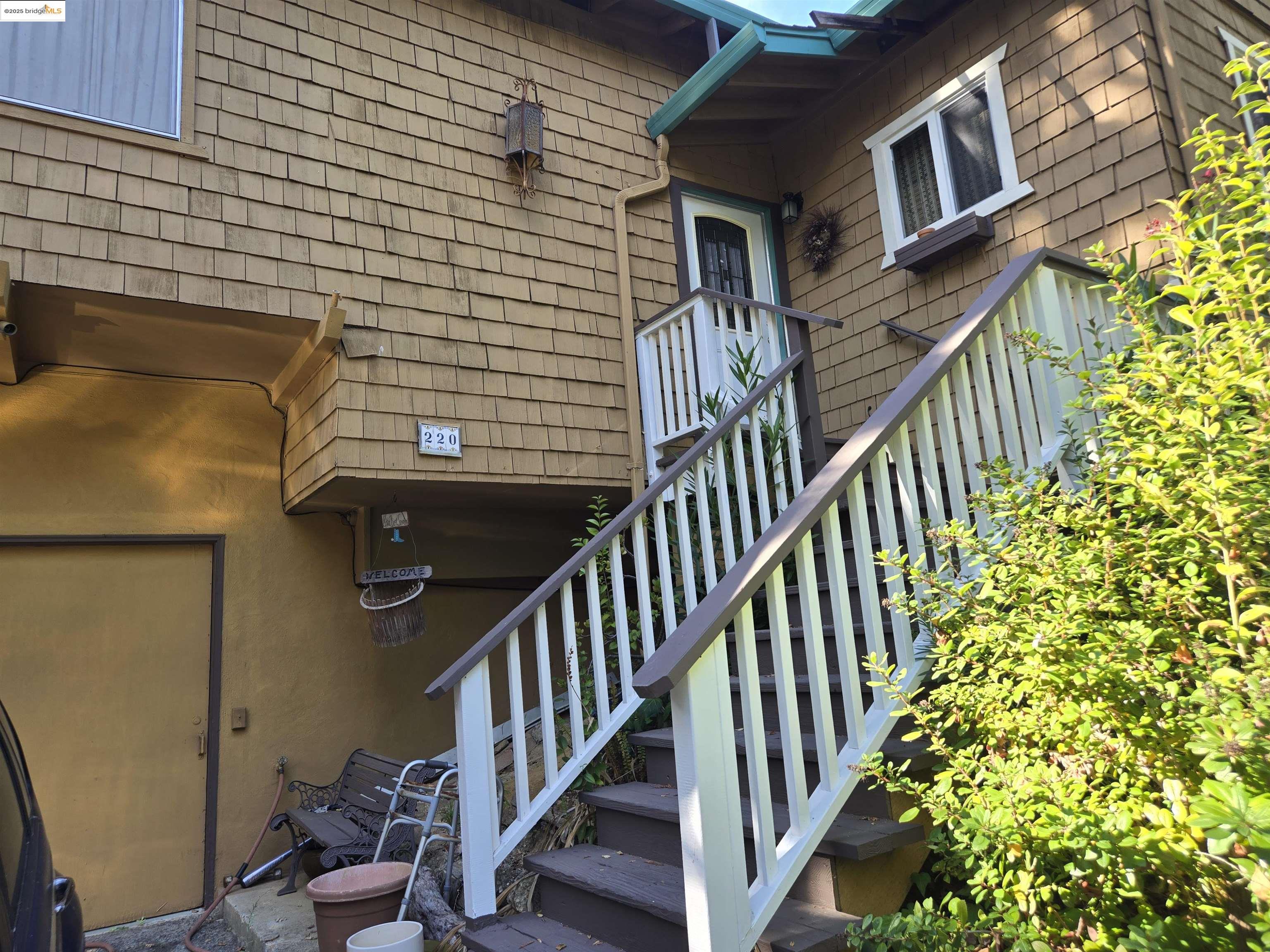 220 Canyon Dr
