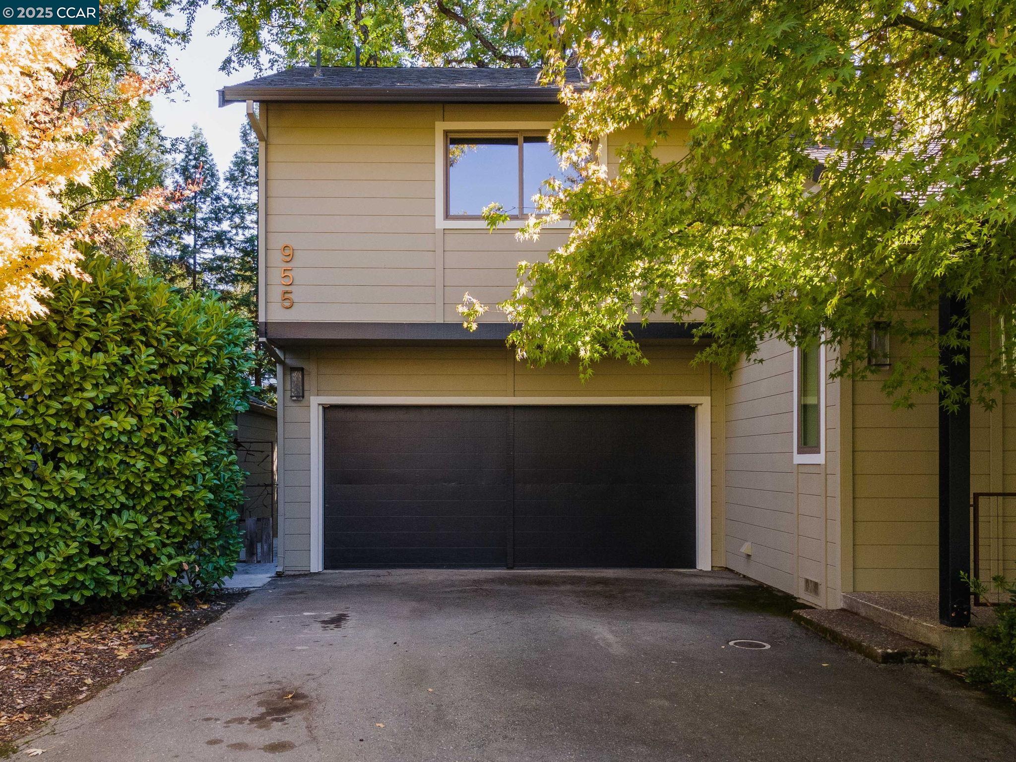 955 Hawthorne Dr