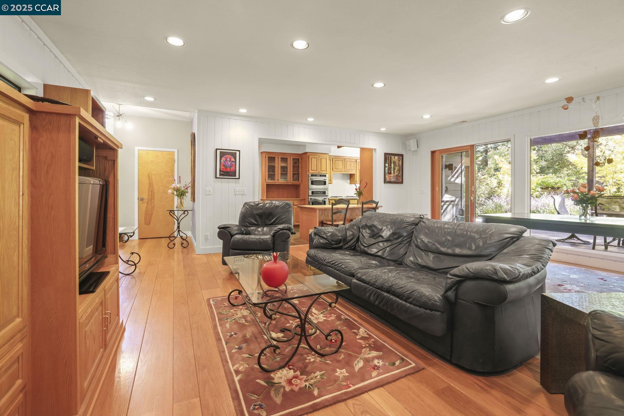 955 Hawthorne Dr