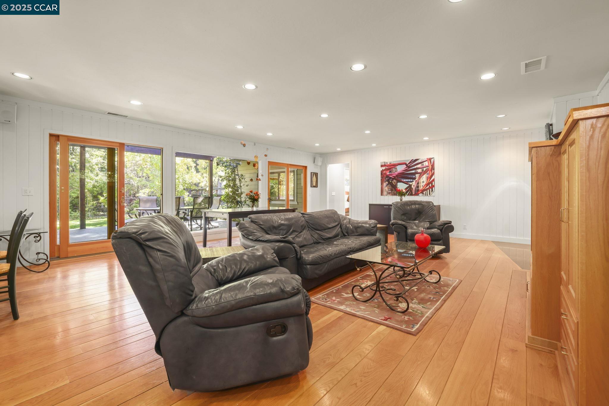 955 Hawthorne Dr