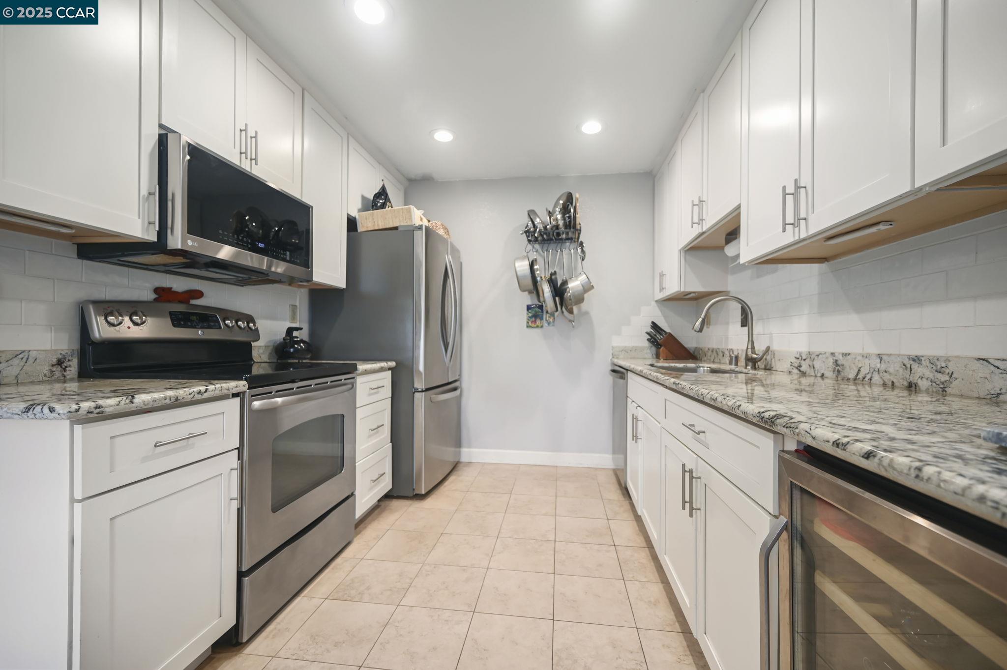 3048 Fostoria Cir