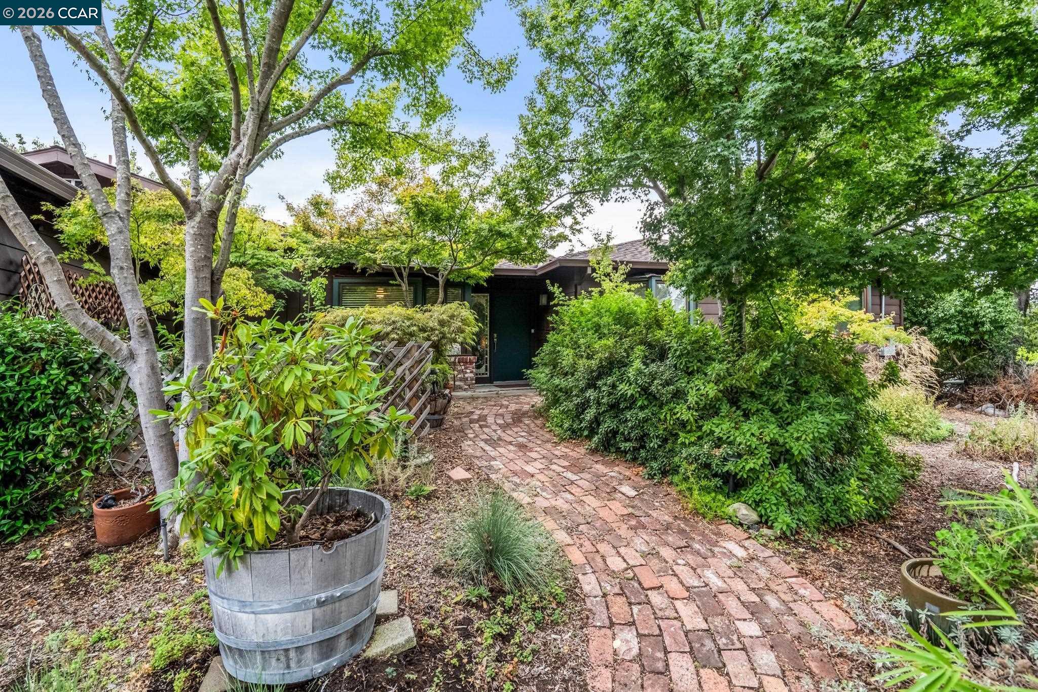 411 La Vista Rd
