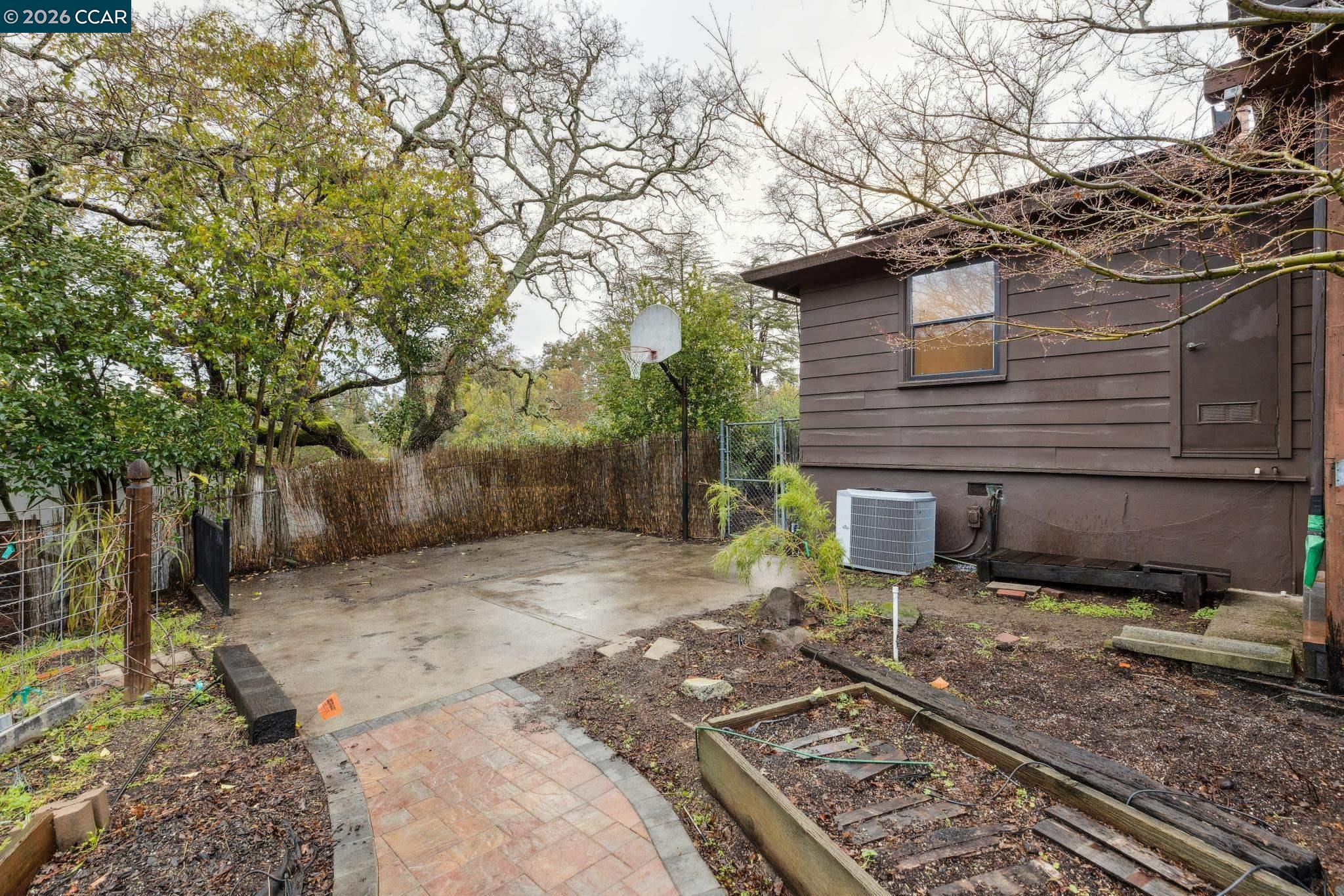 411 La Vista Rd