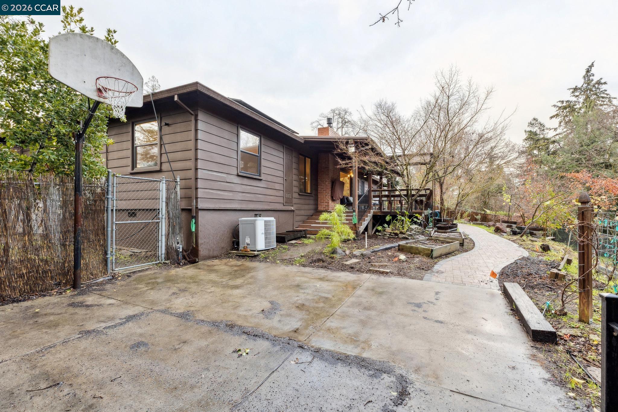 411 La Vista Rd
