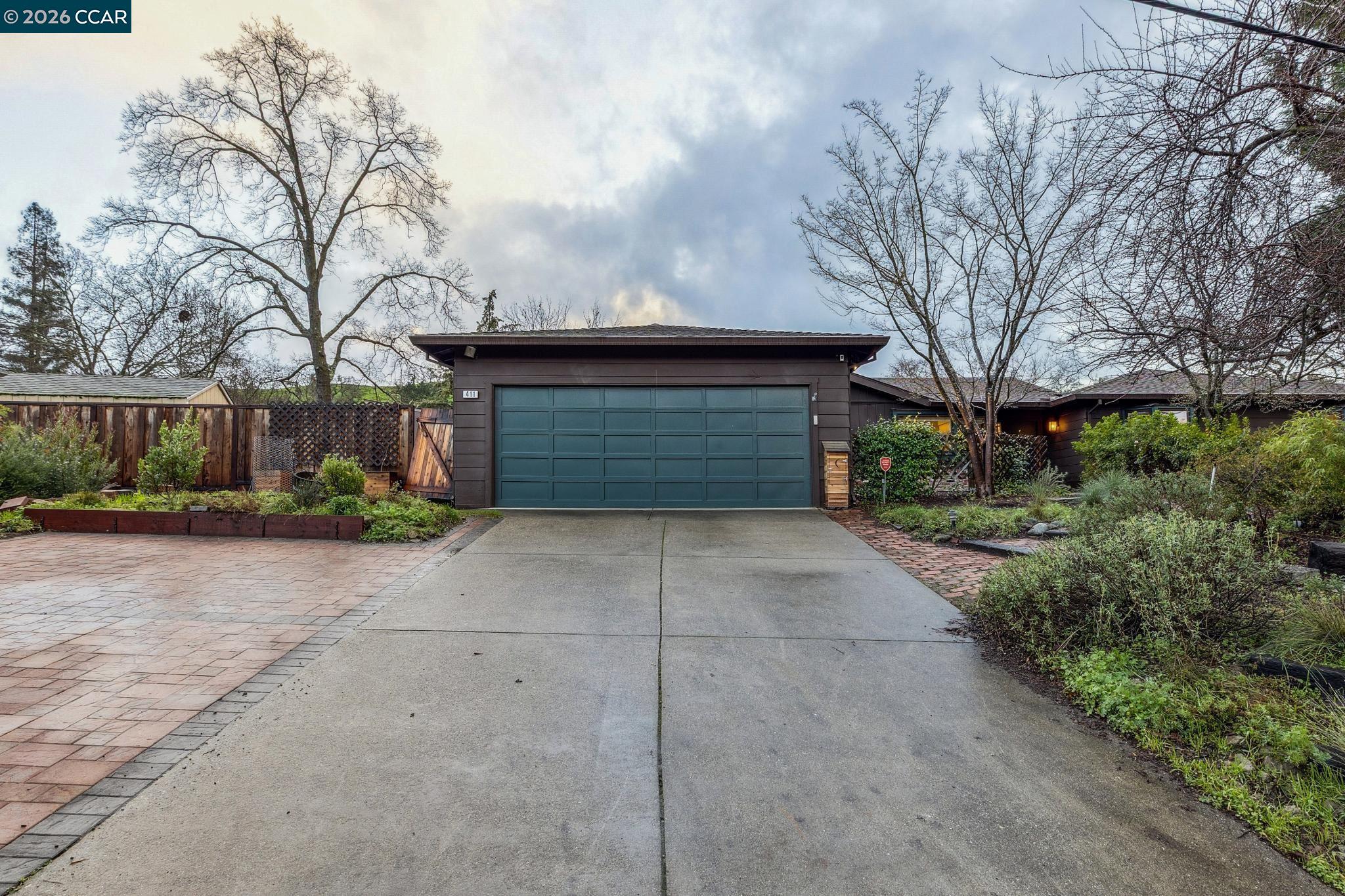 411 La Vista Rd
