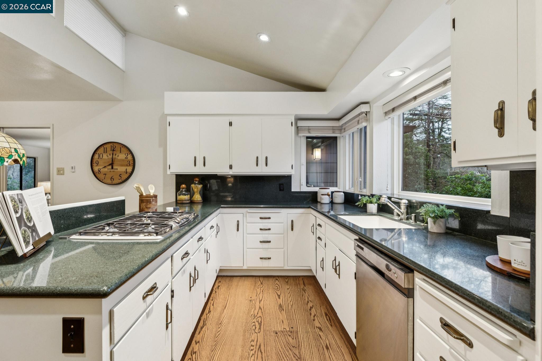 411 La Vista Rd
