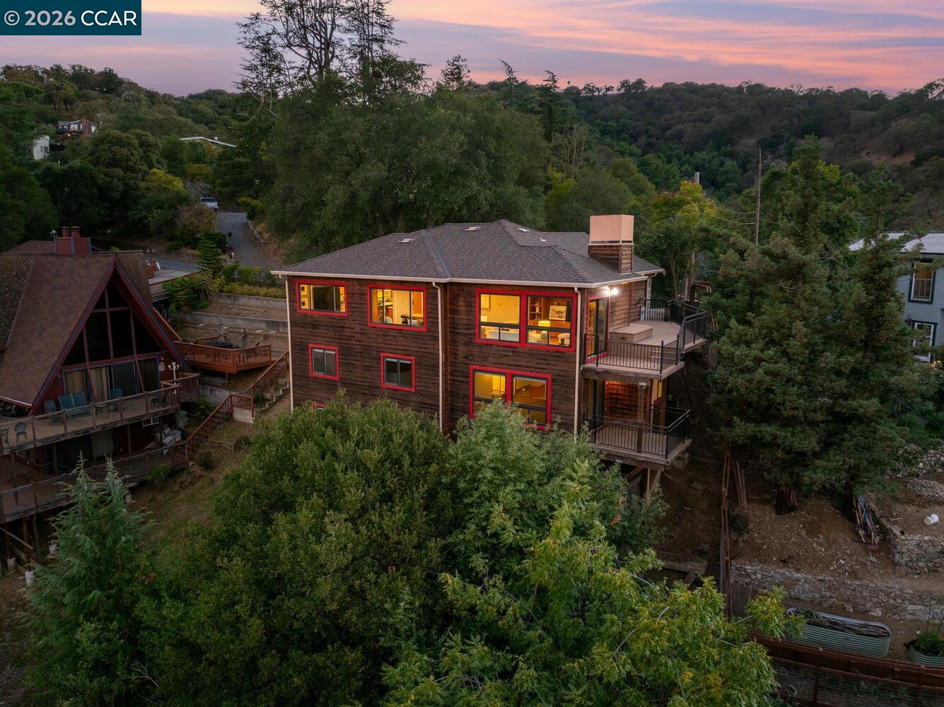 1087 Hillside Dr