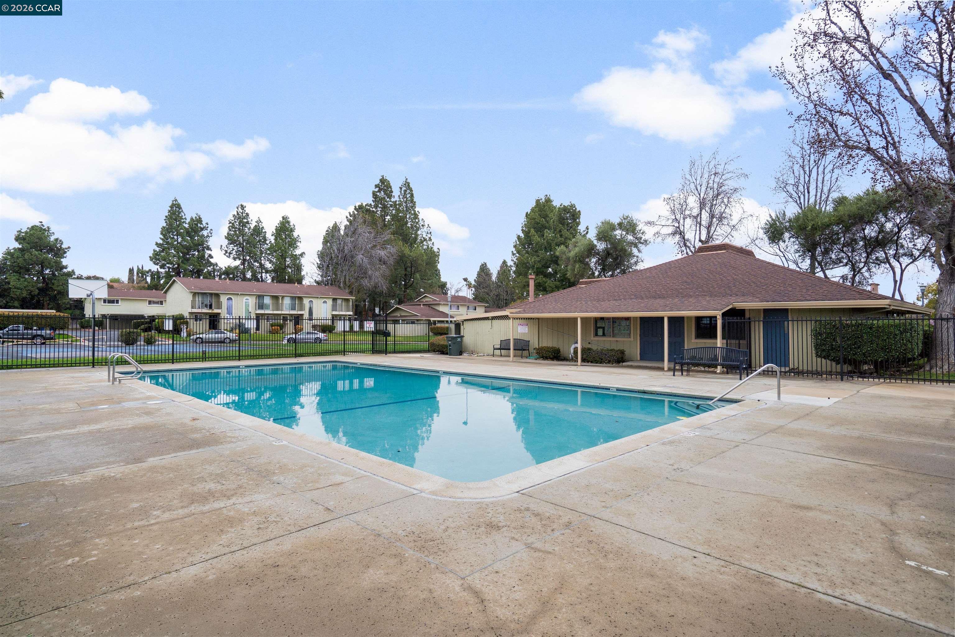 38 Meadowbrook Ave