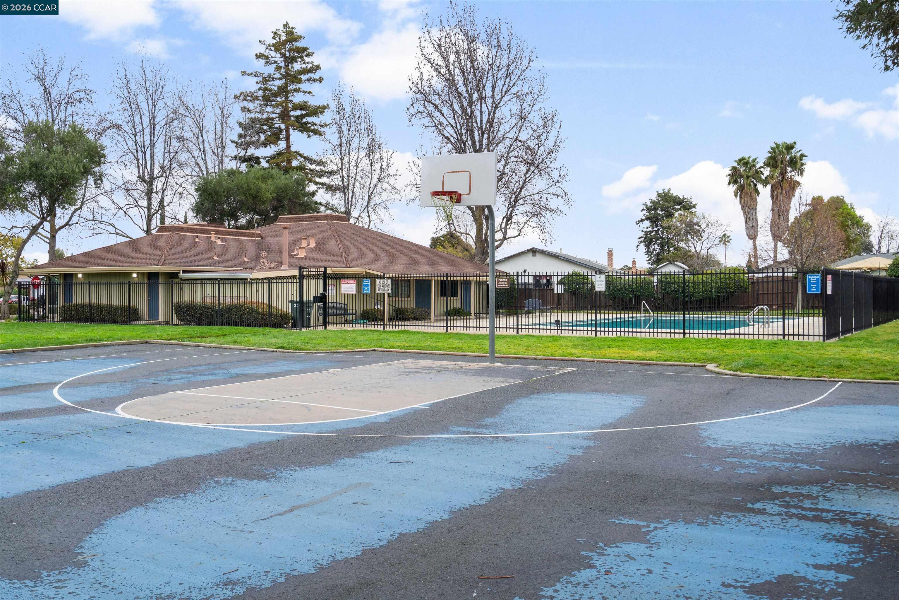 38 Meadowbrook Ave