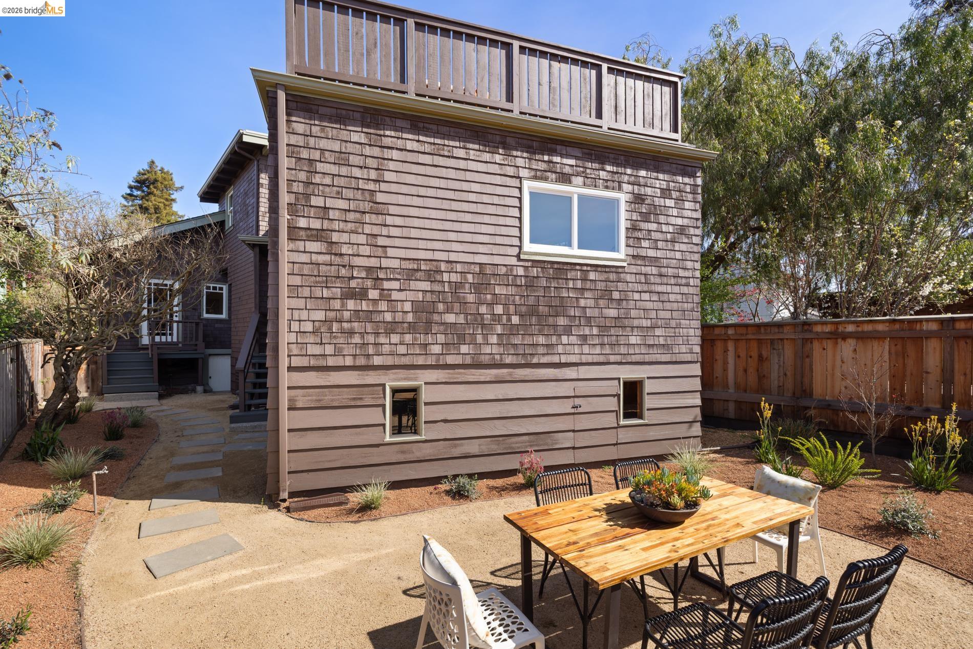 3046 Deakin St