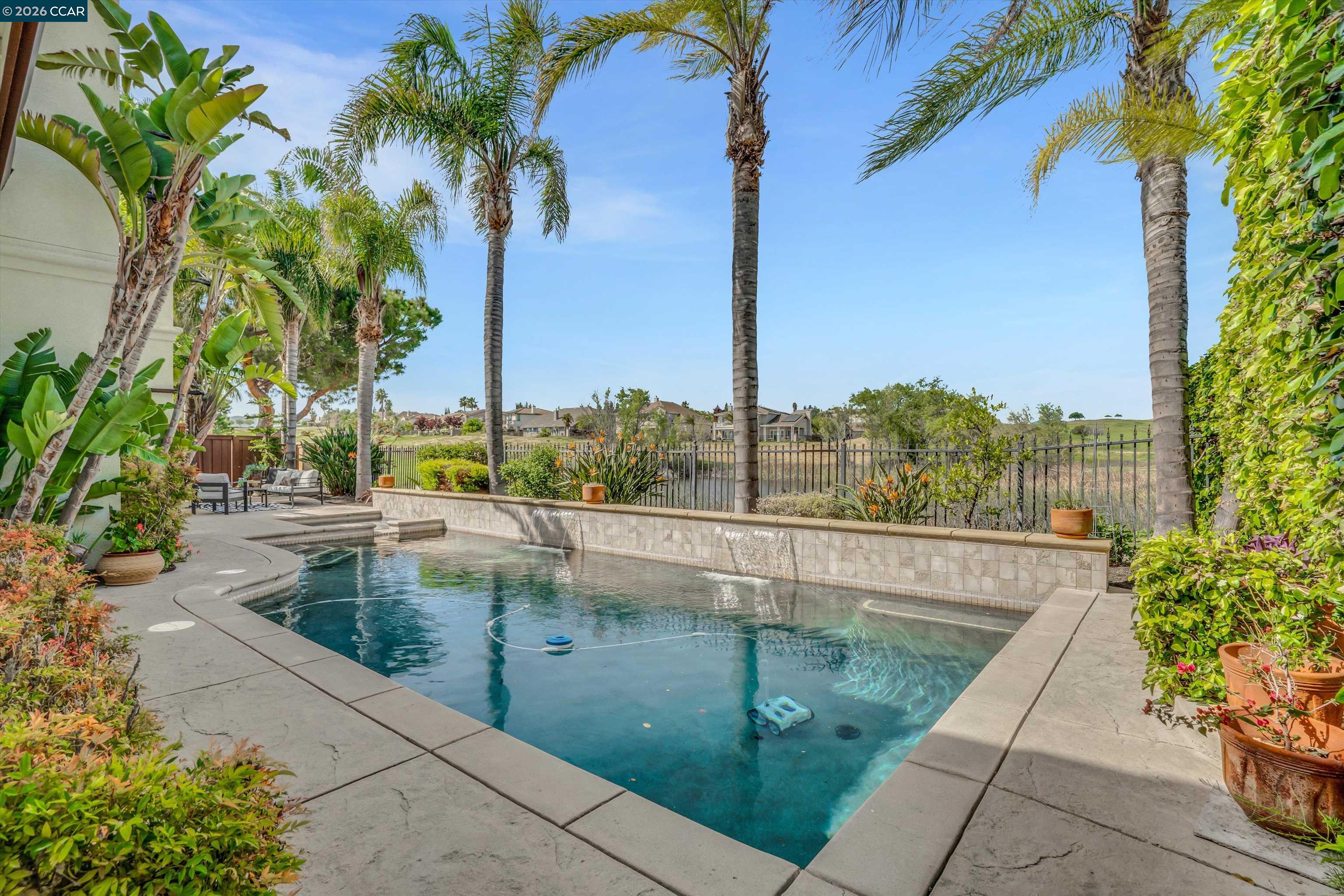 389 Roundhill Dr