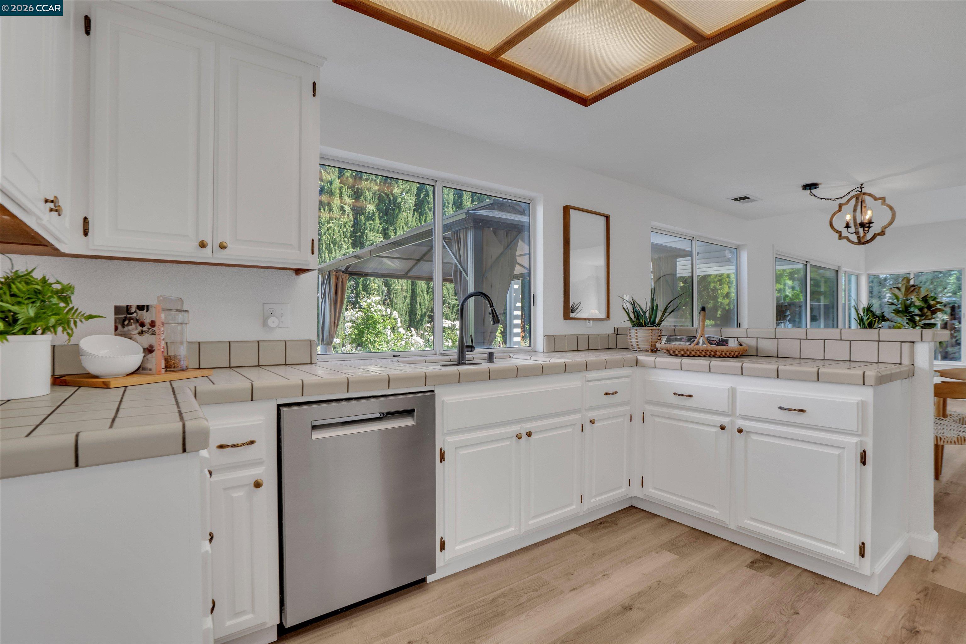 955 Woodsong Ln