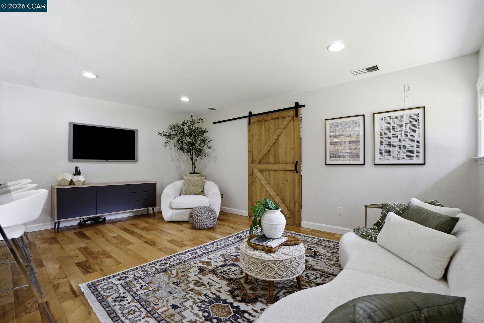 1812 Donna Dr
