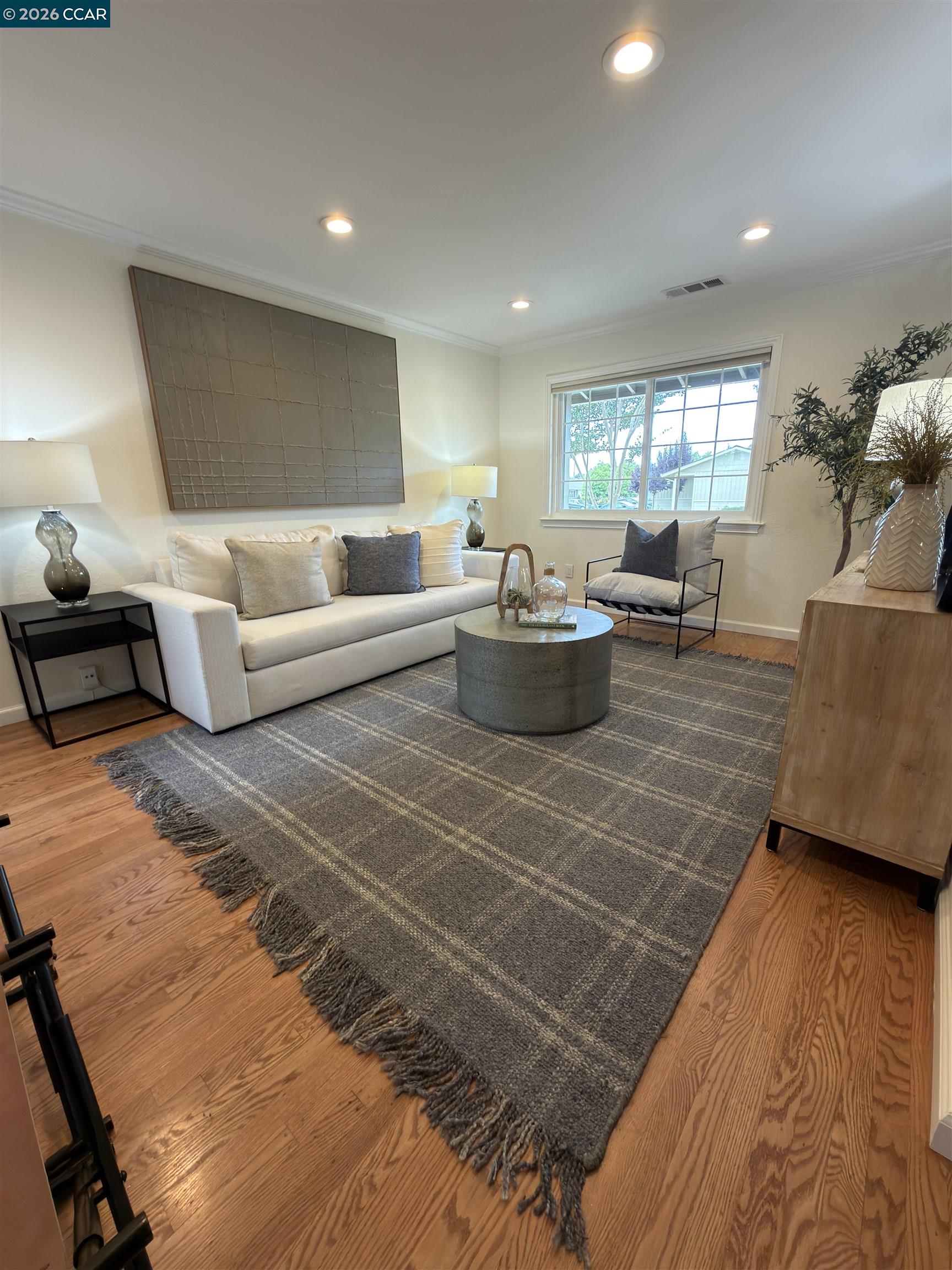 2290 La Mar Drive