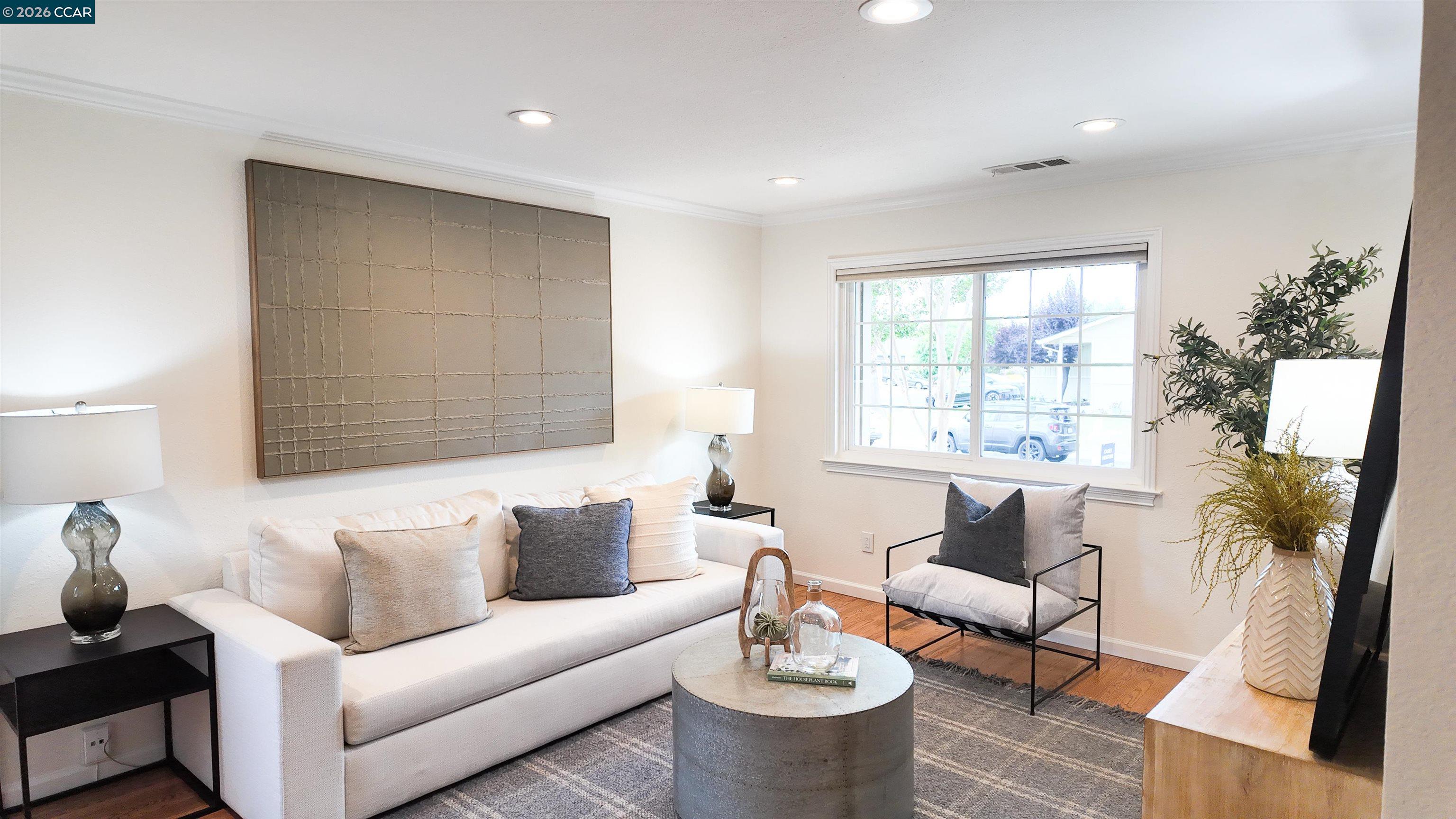 2290 La Mar Drive