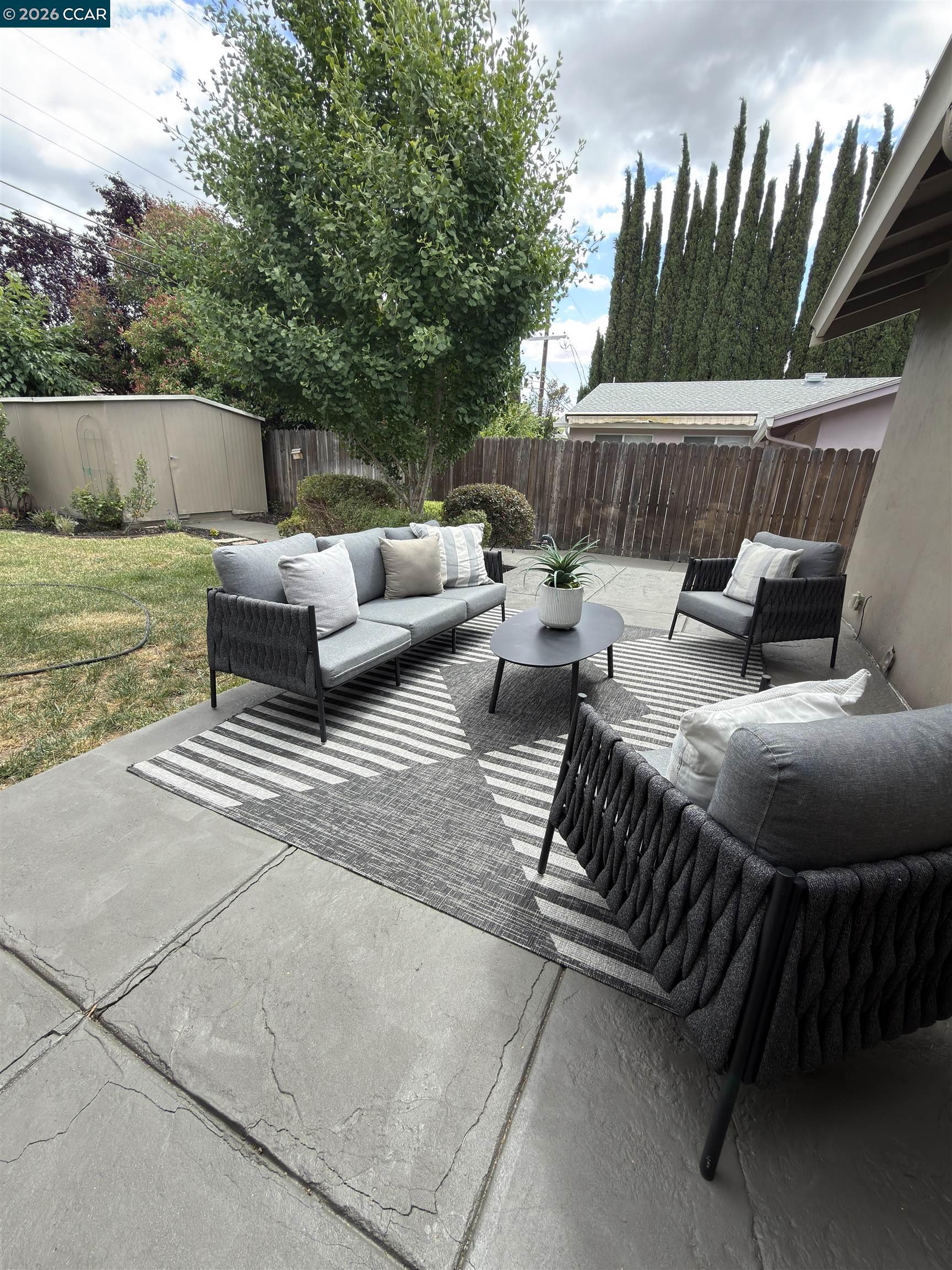 2290 La Mar Drive