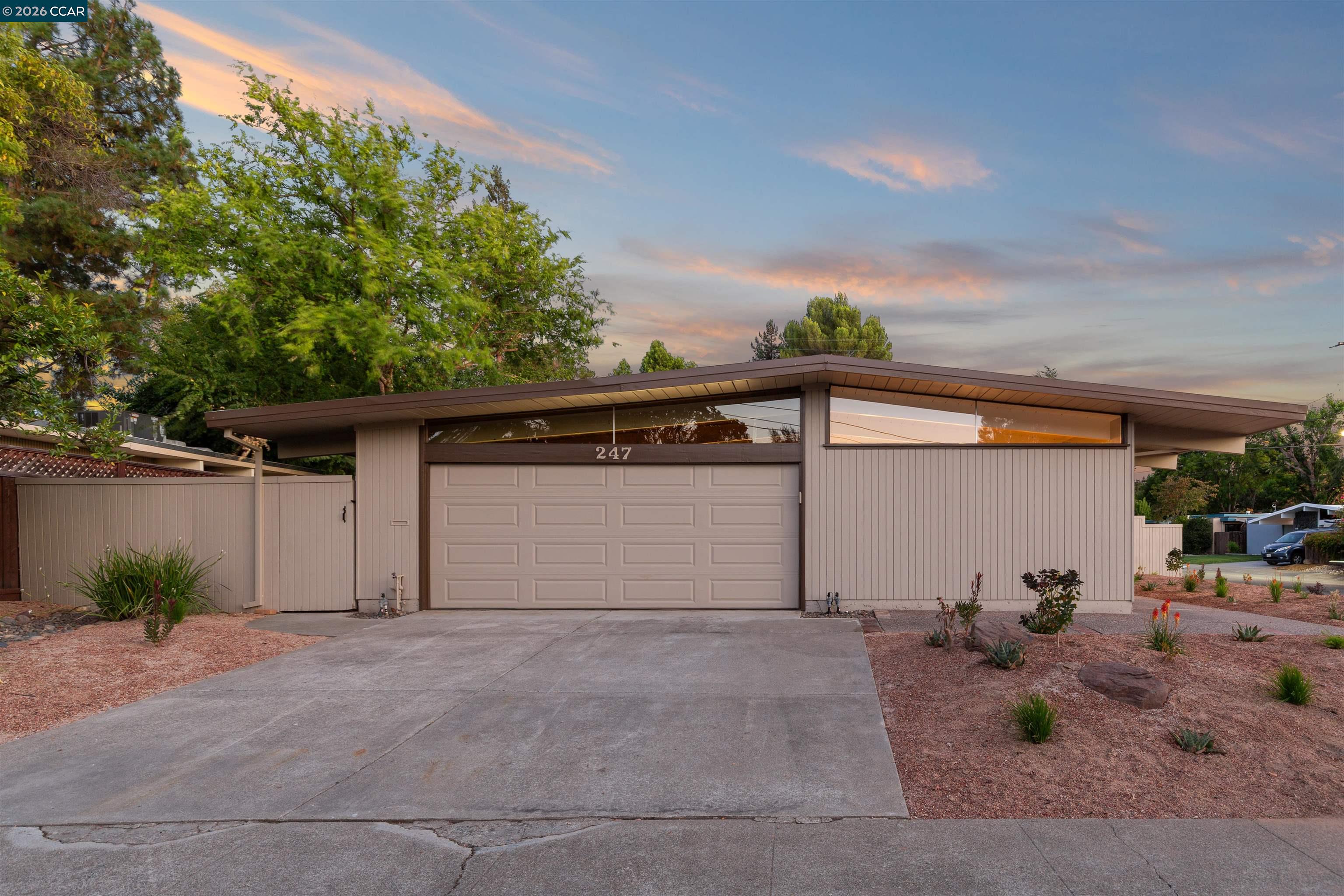 247 Los Cerros Ave