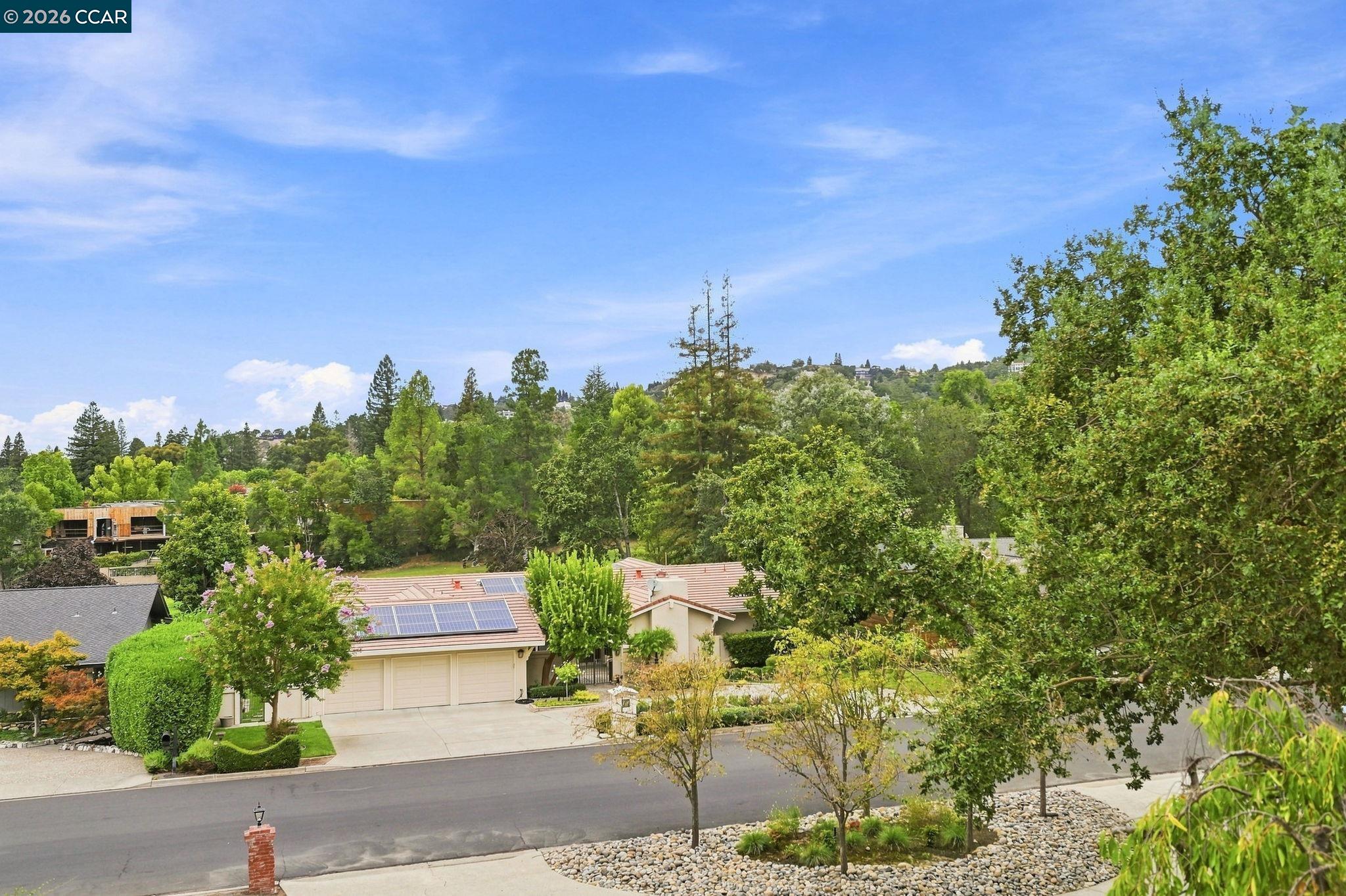 2516 Roundhill Dr