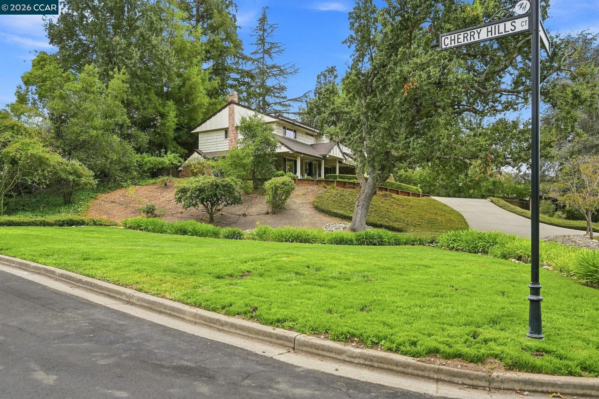 2516 Roundhill Dr