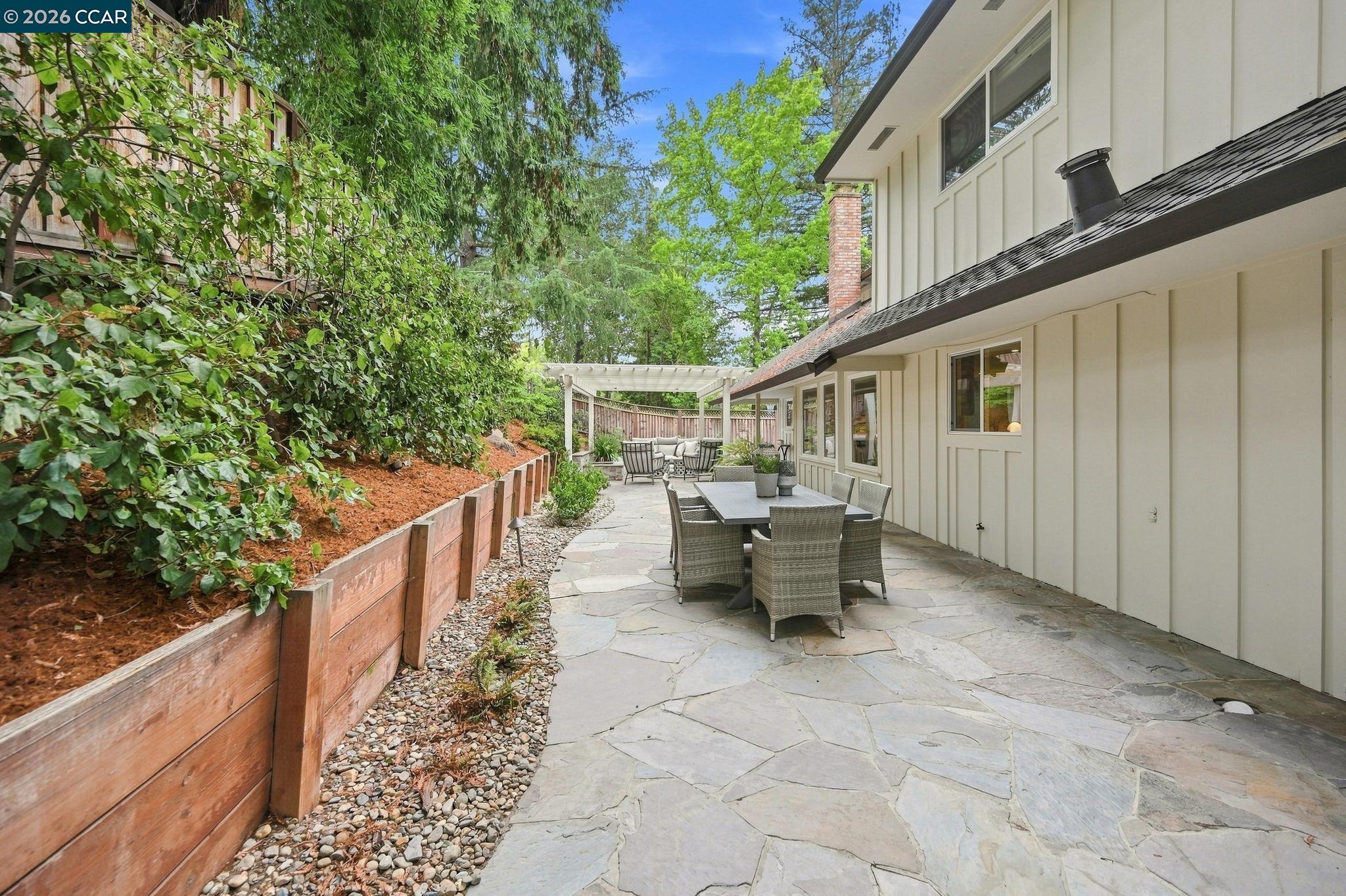 2516 Roundhill Dr