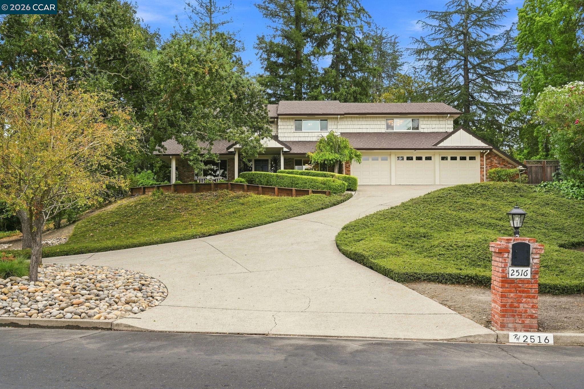 2516 Roundhill Dr