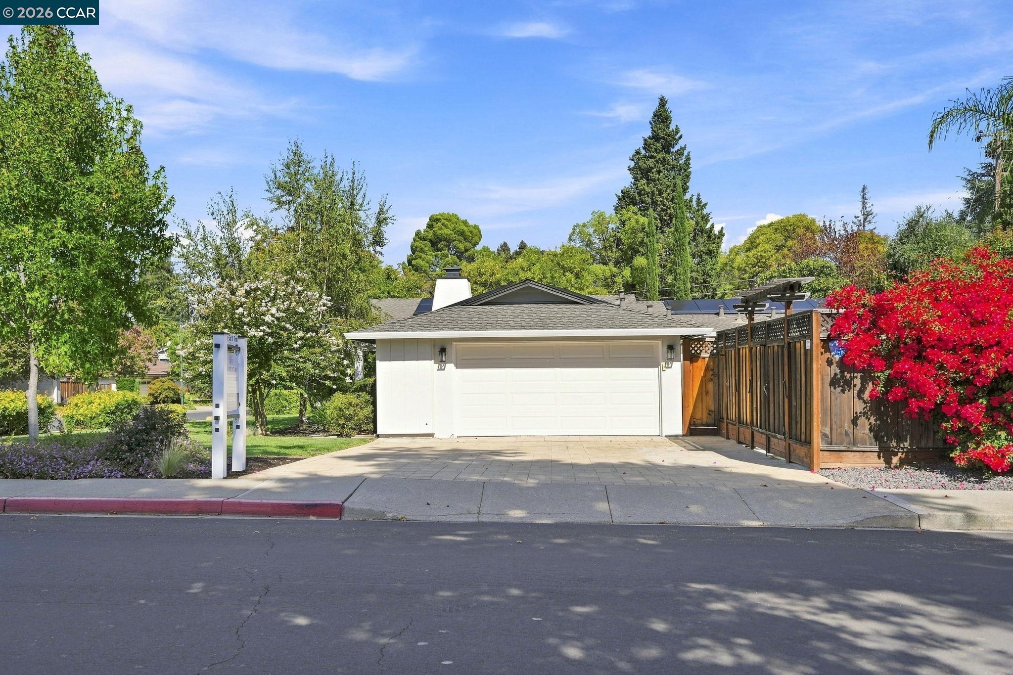 608 Banyan Ln