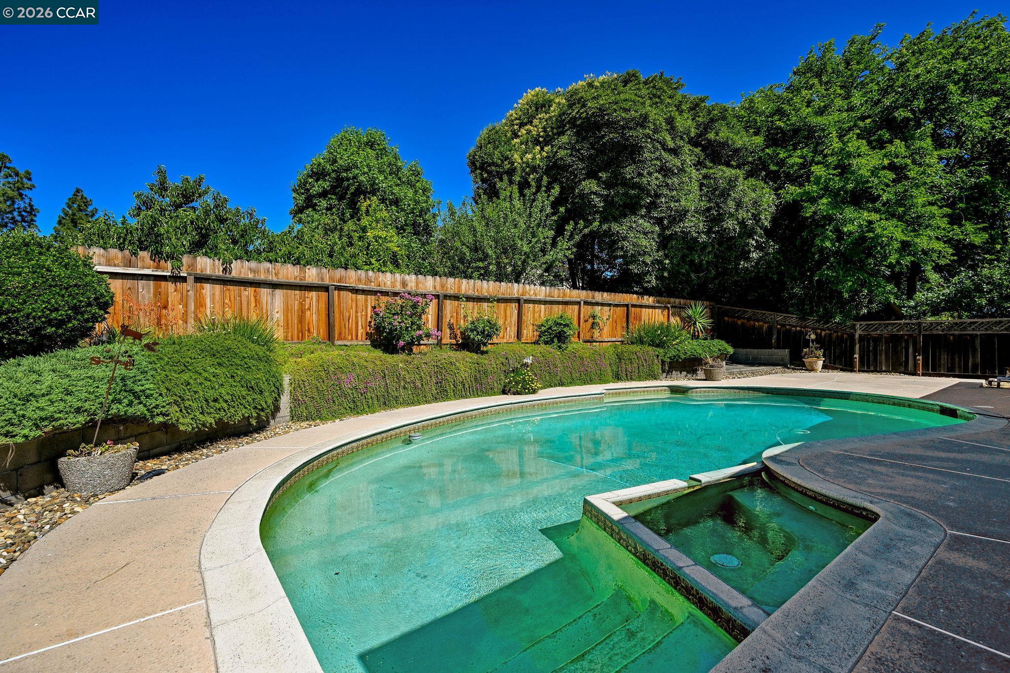 1284 Pinecrest Dr
