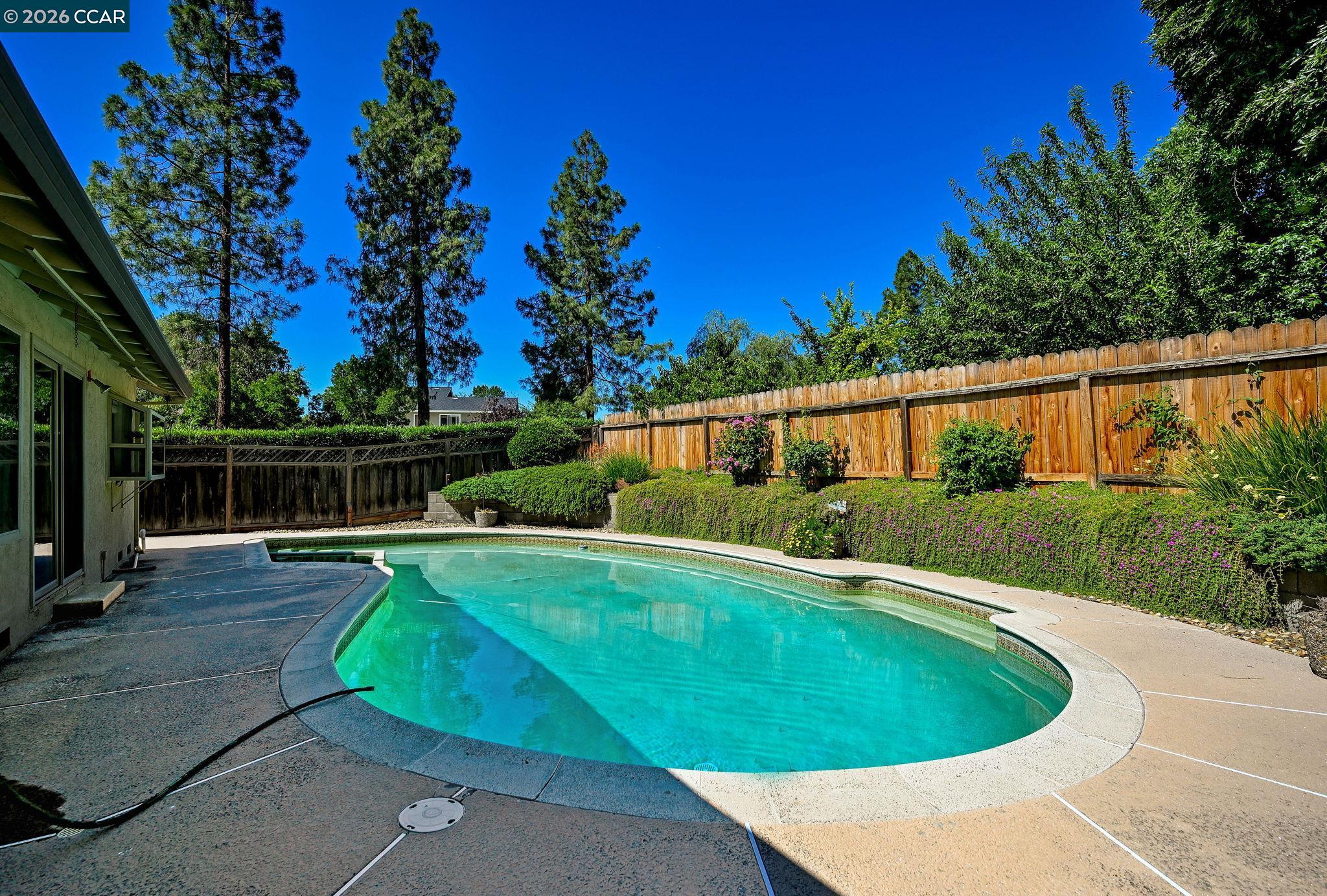 1284 Pinecrest Dr