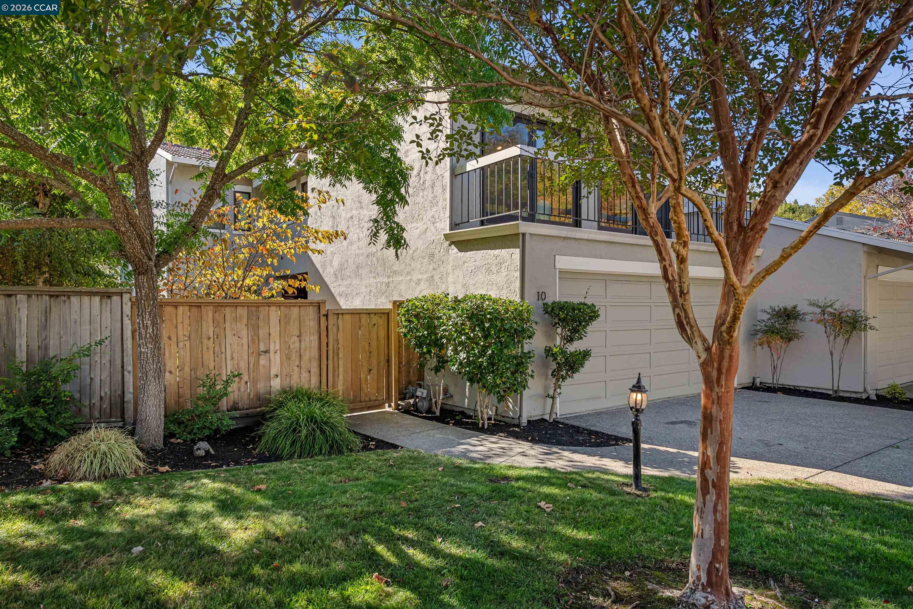 10 Doral Dr