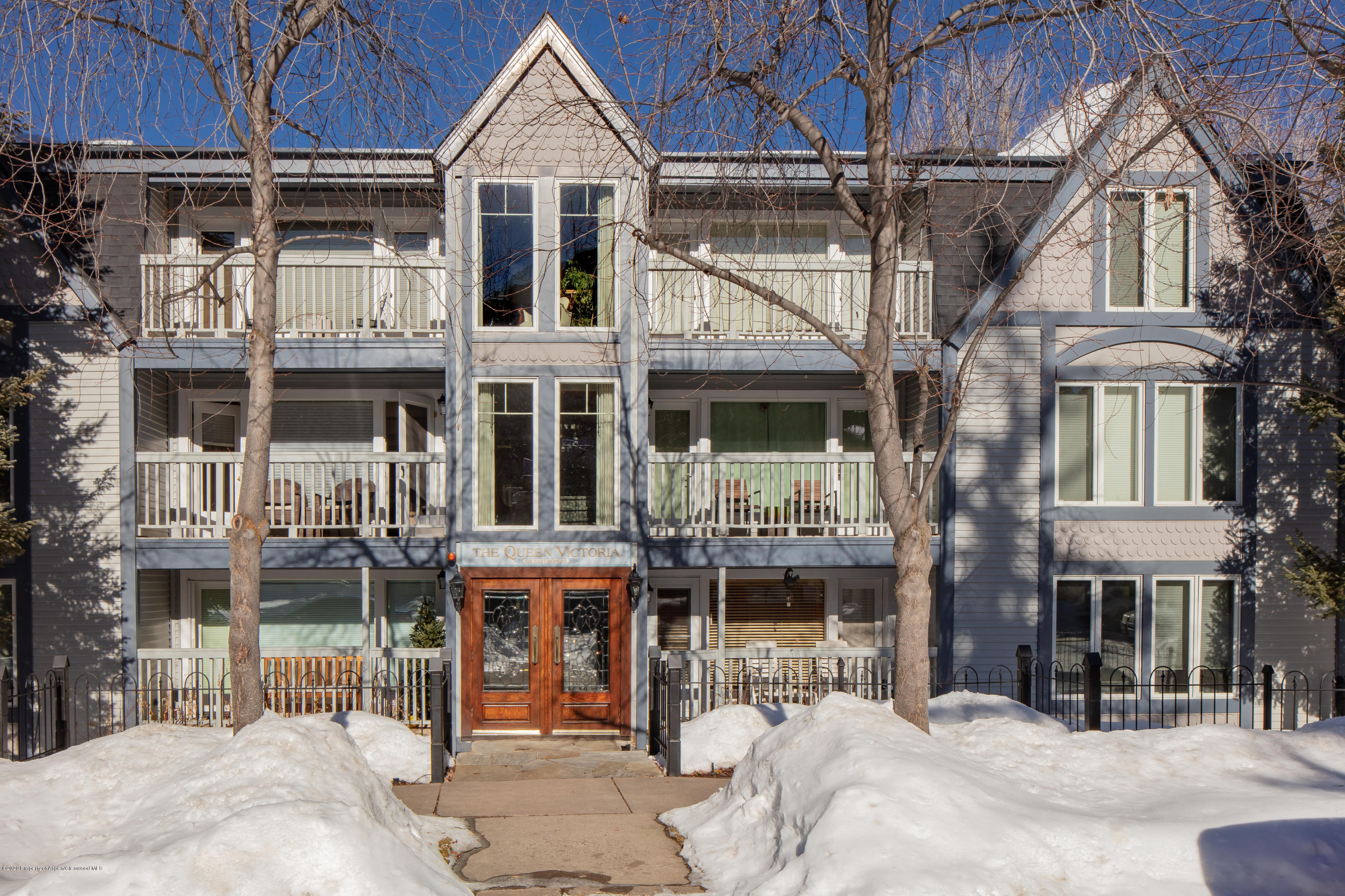 916 E Hopkins Avenue, 104