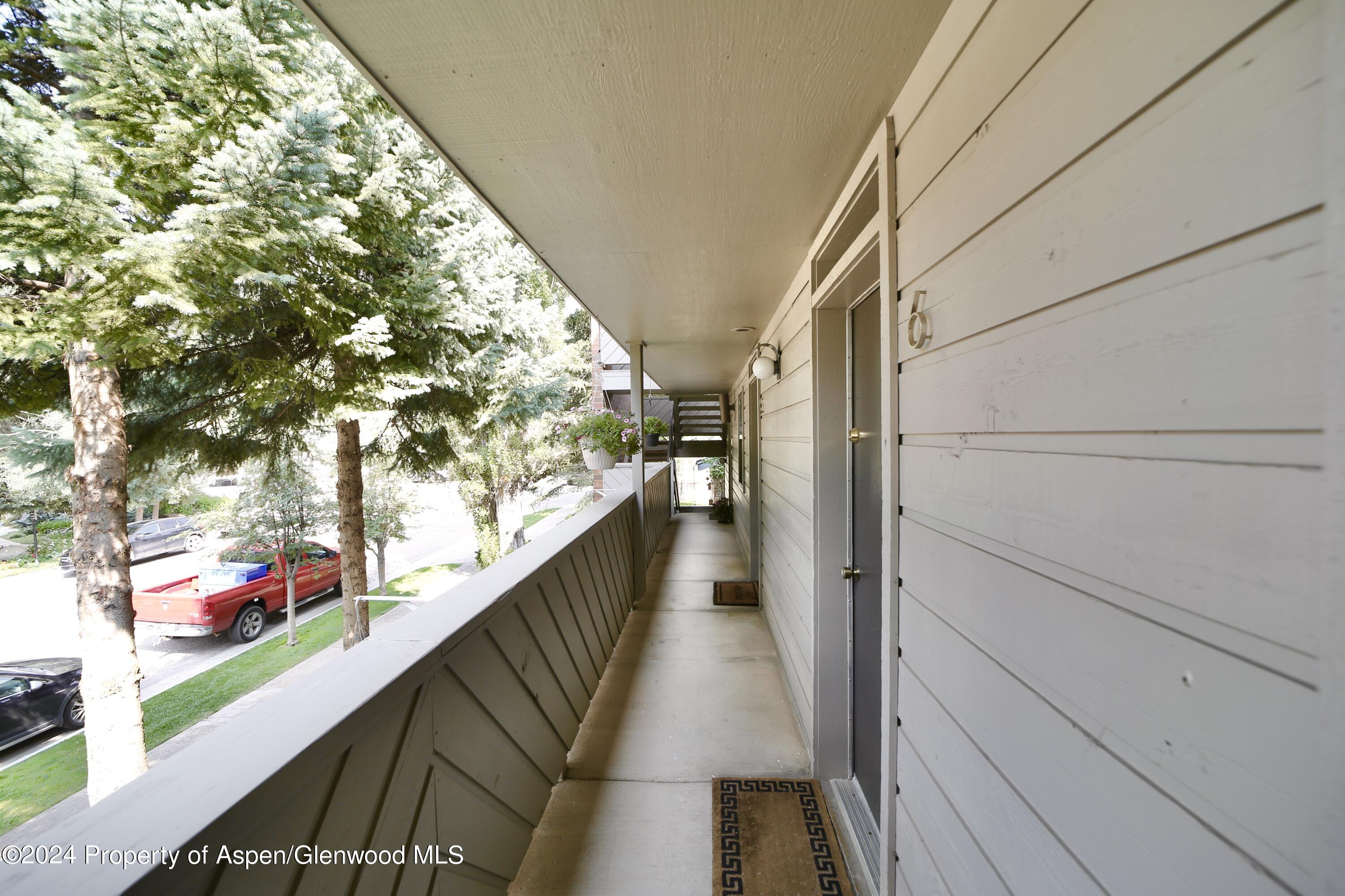 1007 E Hyman Avenue, 6