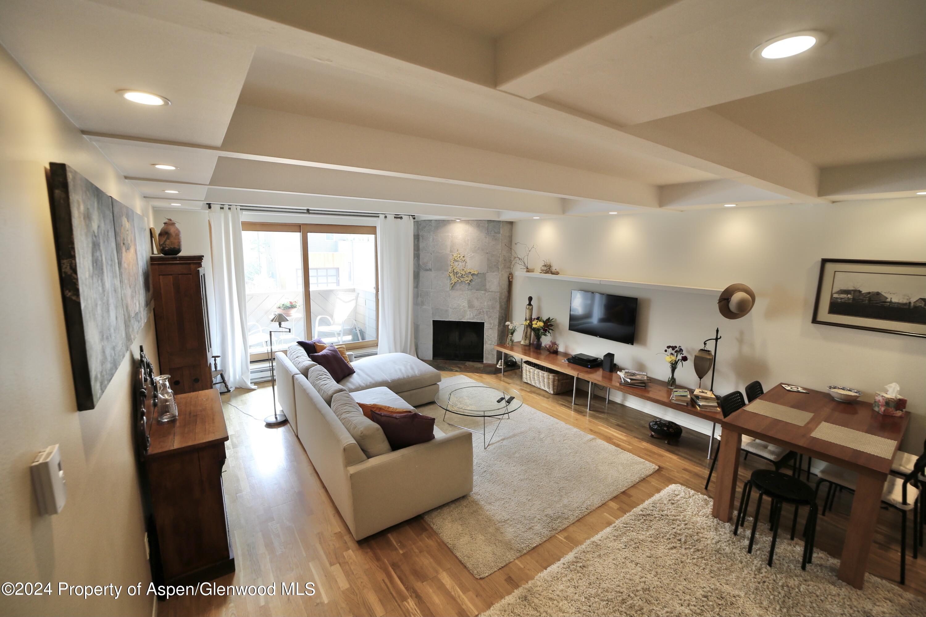 1007 E Hyman Avenue, 6