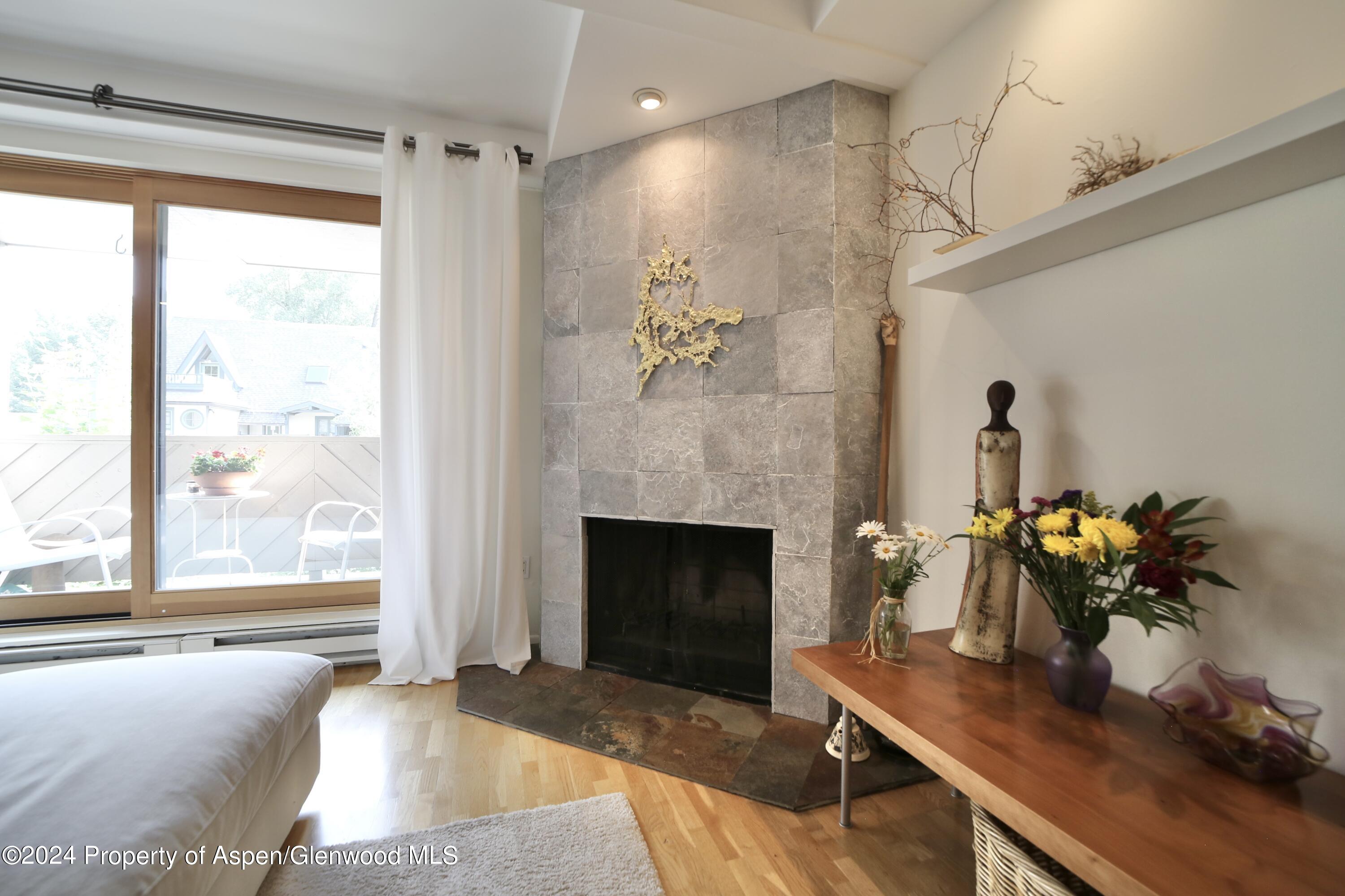 1007 E Hyman Avenue, 6