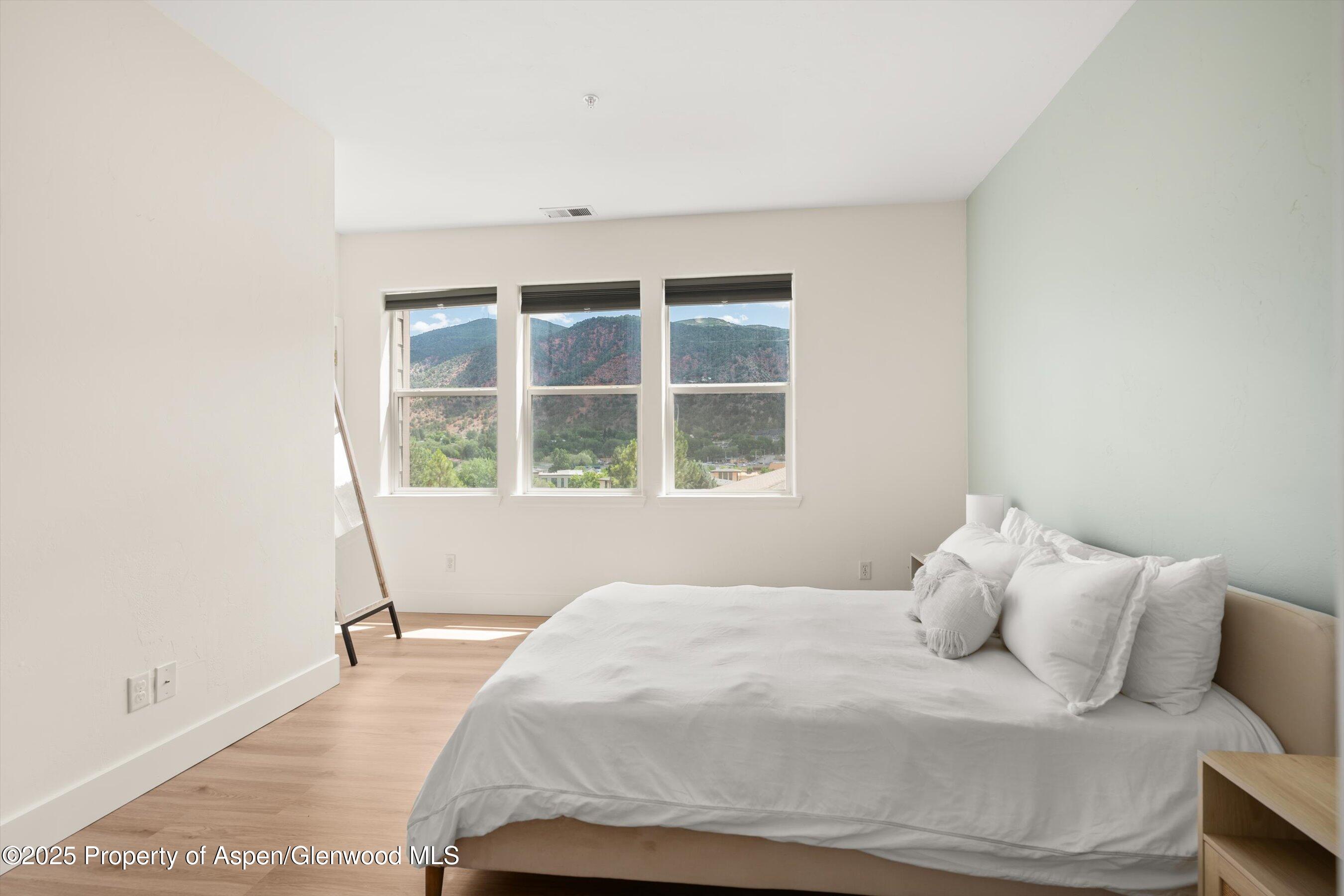 2701 Midland Avenue, 725