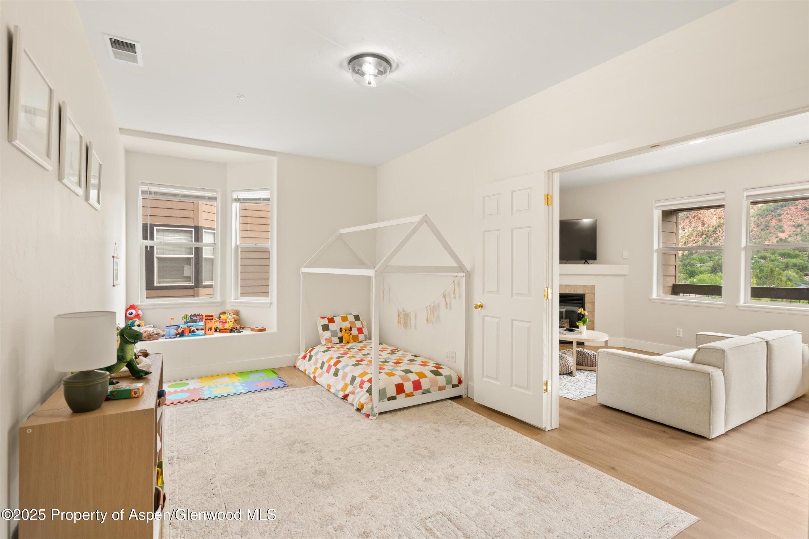 2701 Midland Avenue, 725