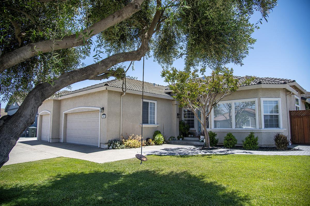 341 Eastview CT